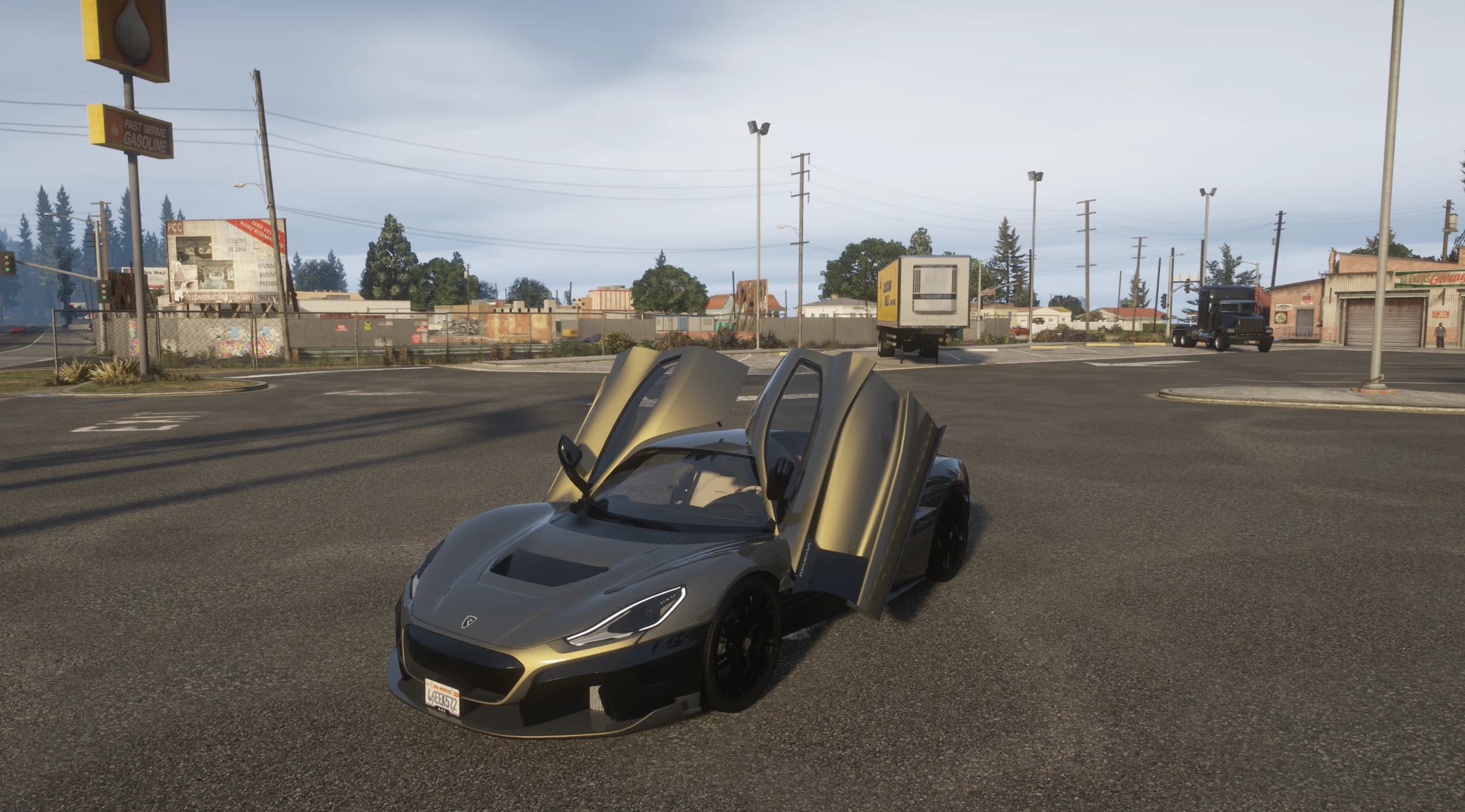El Rimac Nevera con las dos puertas de mariposa abiertas en una gasolinera, mostrando el interior beige
