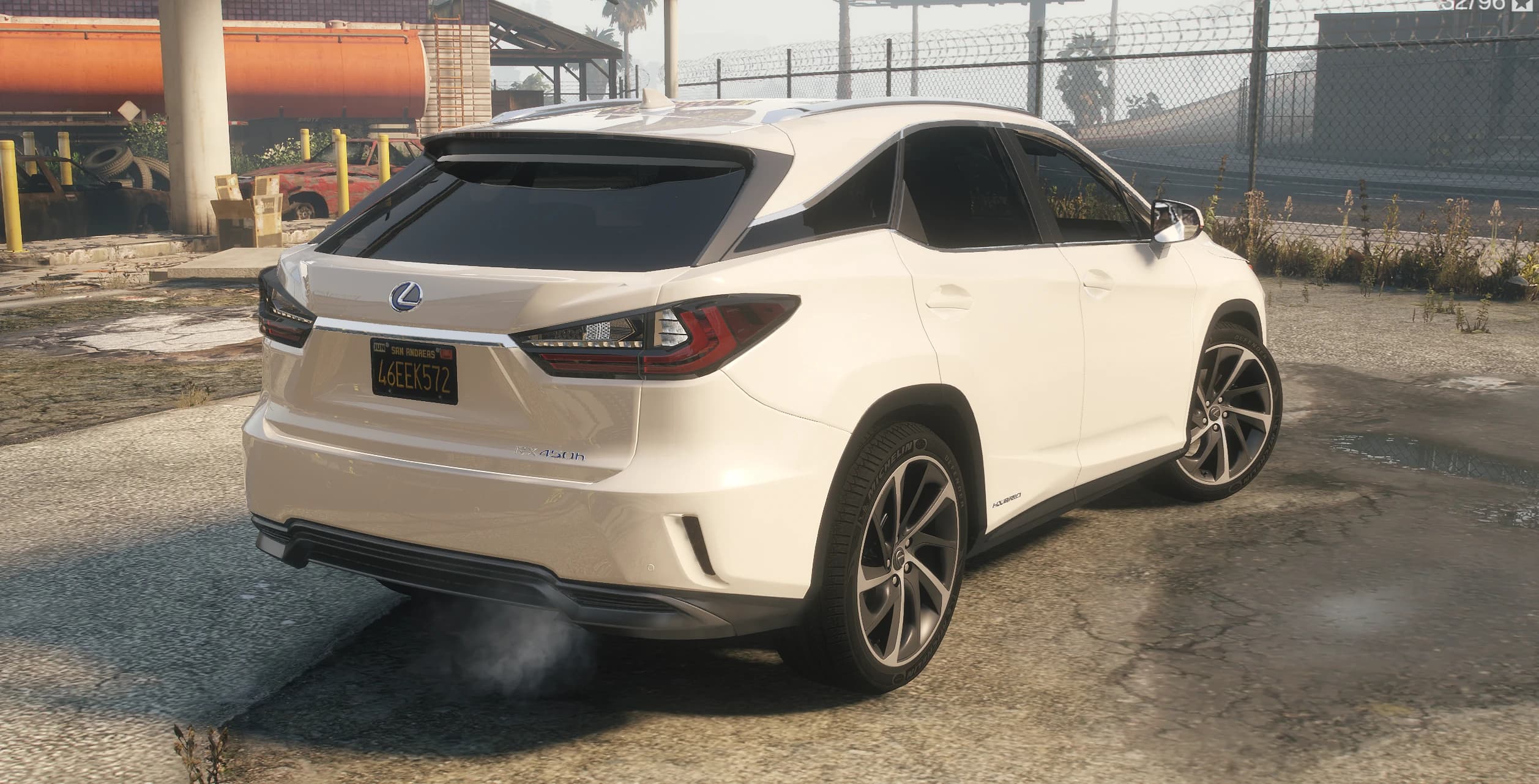 Vista trasera del RX 450h con sus pilotos LED, el techo flotante y la matrícula de San Andreas