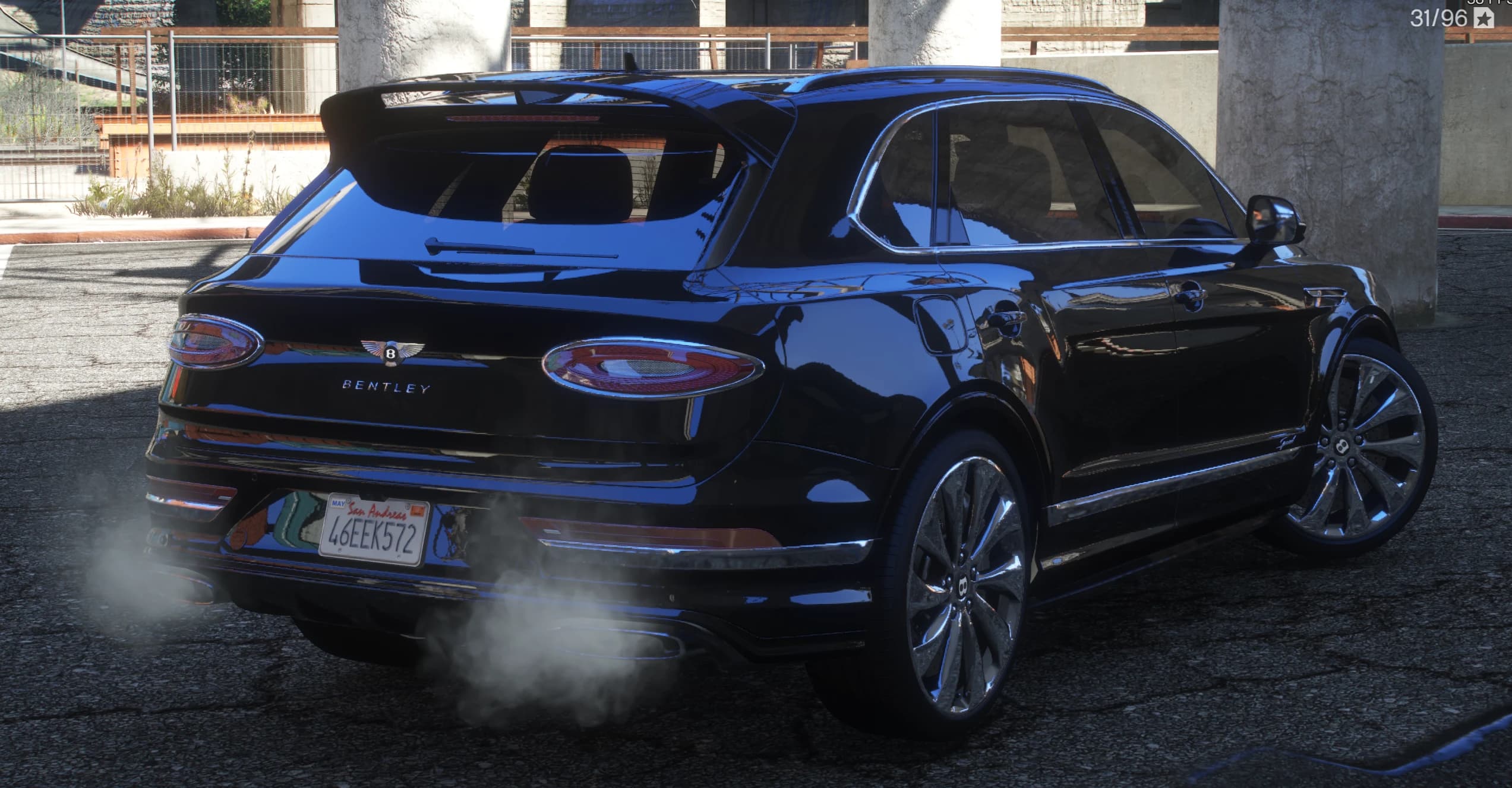 Vista trasera en tres cuartos con el portón rotulado BENTLEY entre pilotos ovalados, el alerón de techo y las molduras cromadas