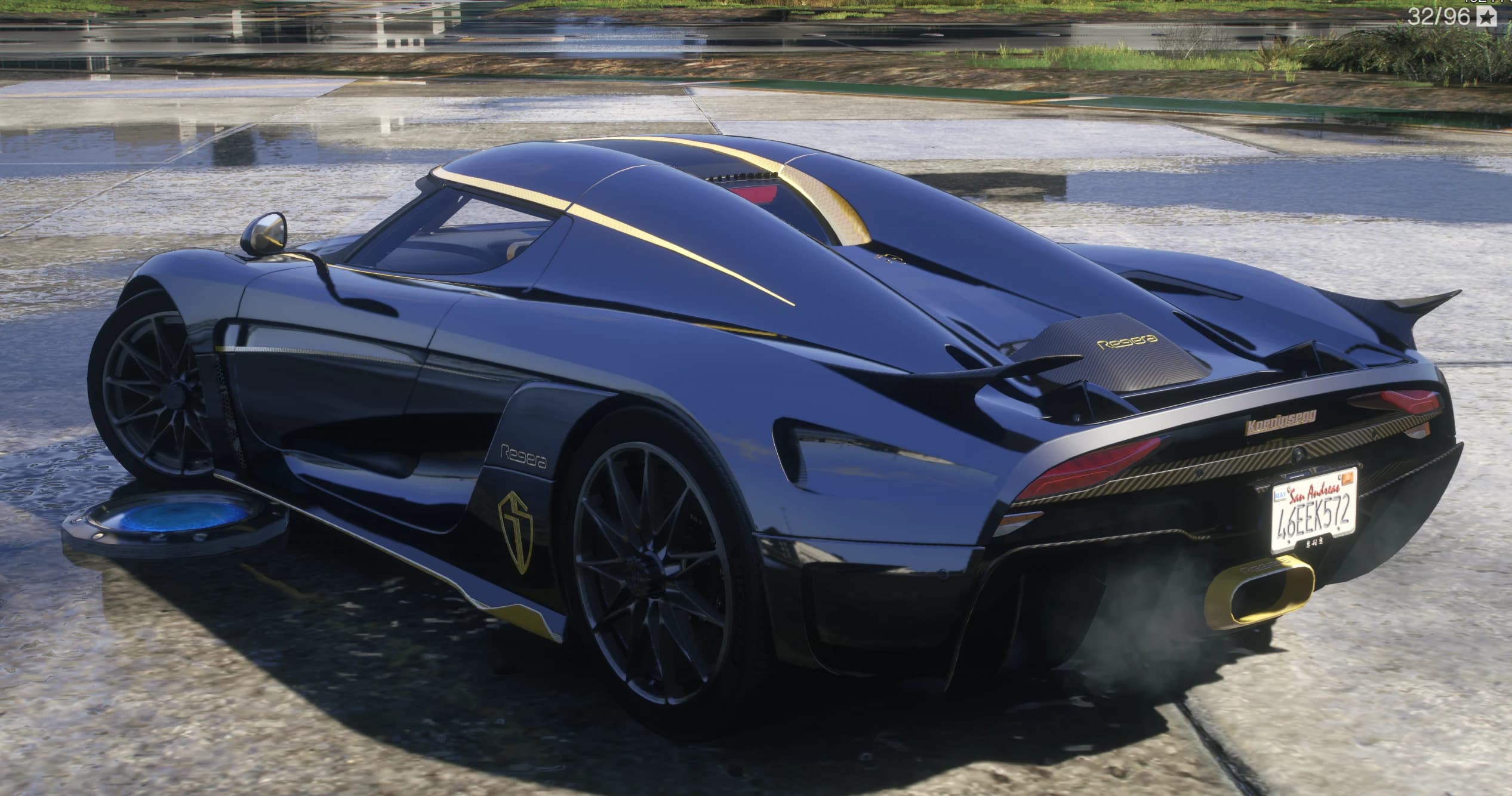 Vista trasera en tres cuartos del Regera con el alerón activo desplegado, cubierta de motor de carbono y salida de escape dorada
