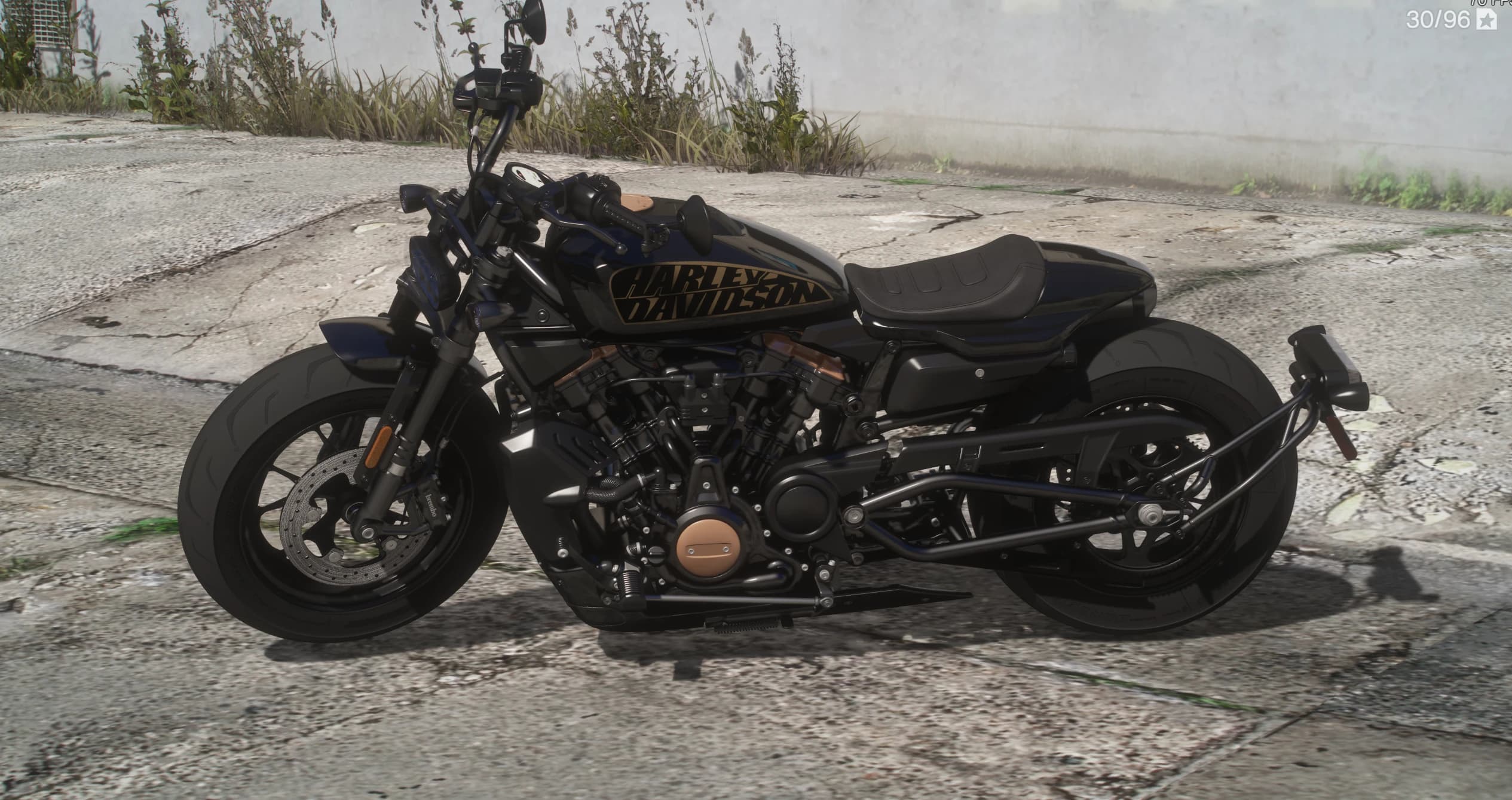 Perfil izquierdo de la Sportster S con el logo dorado HARLEY-DAVIDSON en el depósito negro, el asiento monoplaza, las tapas de motor en bronce, una pinza de freno delantera Brembo y el neumático trasero ancho