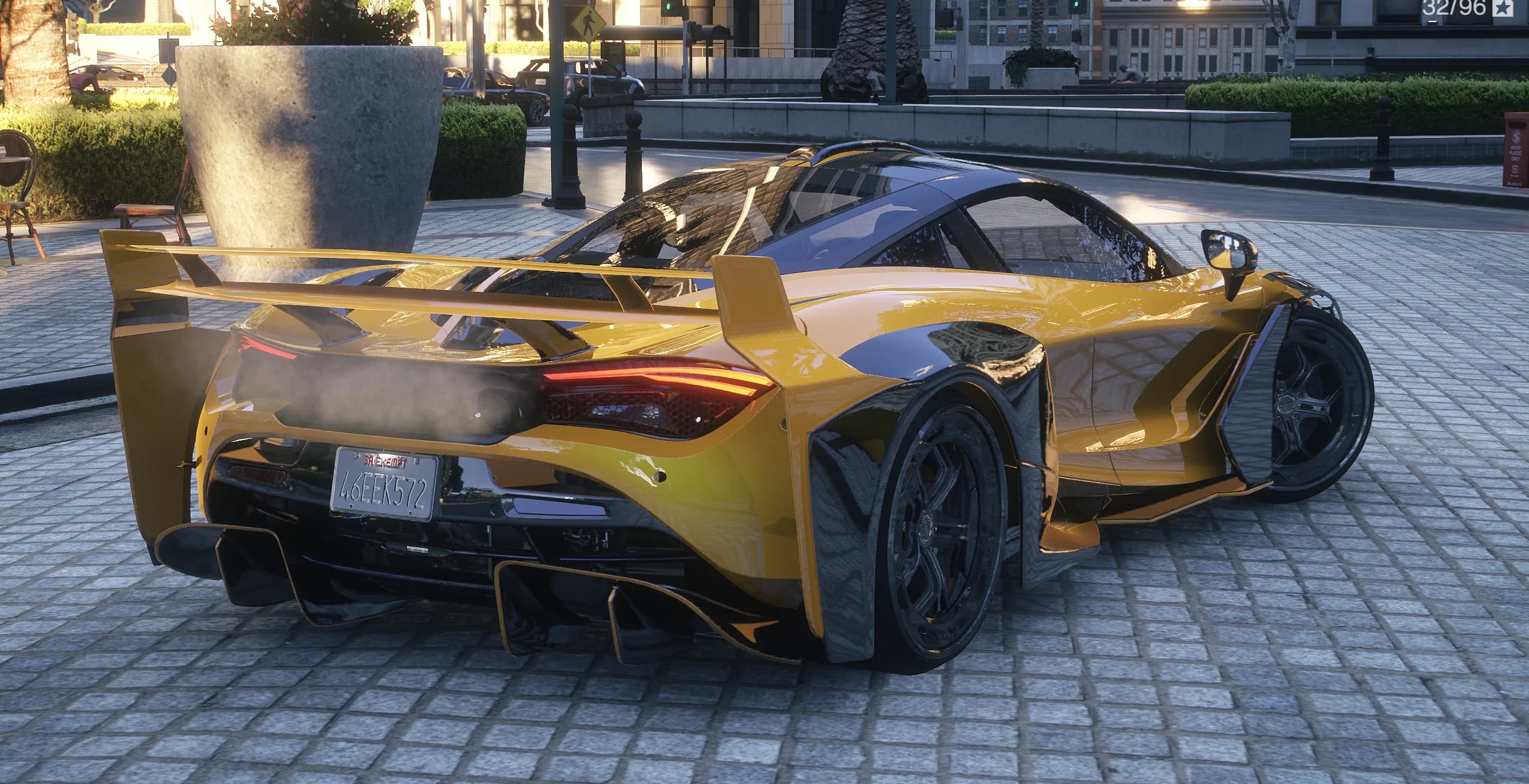 Vista trasera del McLaren 720s Zacoe Widebody con el alerón GT, el difusor y humo saliendo del escape