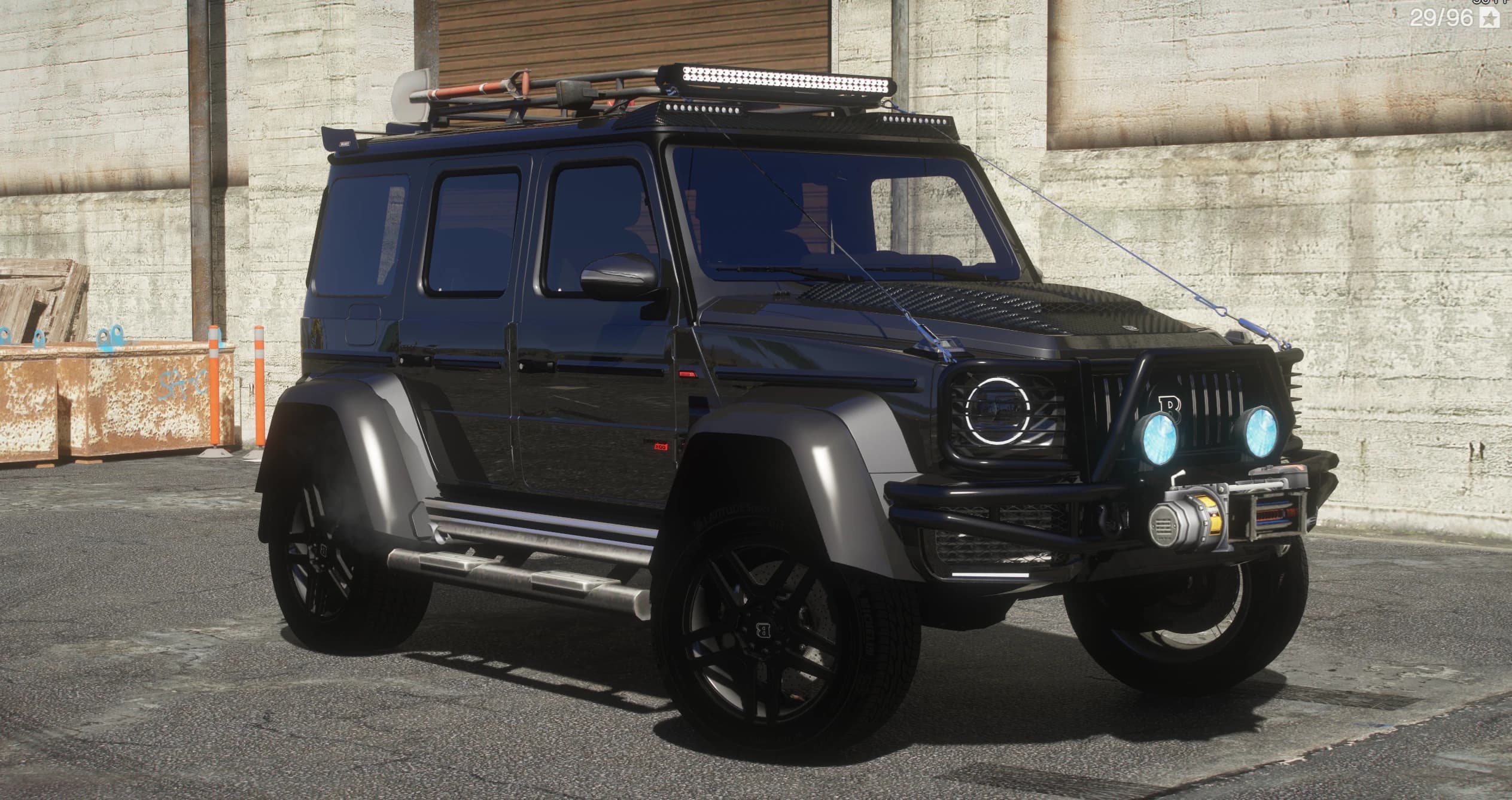 El mismo G800 en preparación off-road con defensa tubular, cabrestante funcional, faros auxiliares con luz azul y baca cargada con pala y placas de tracción