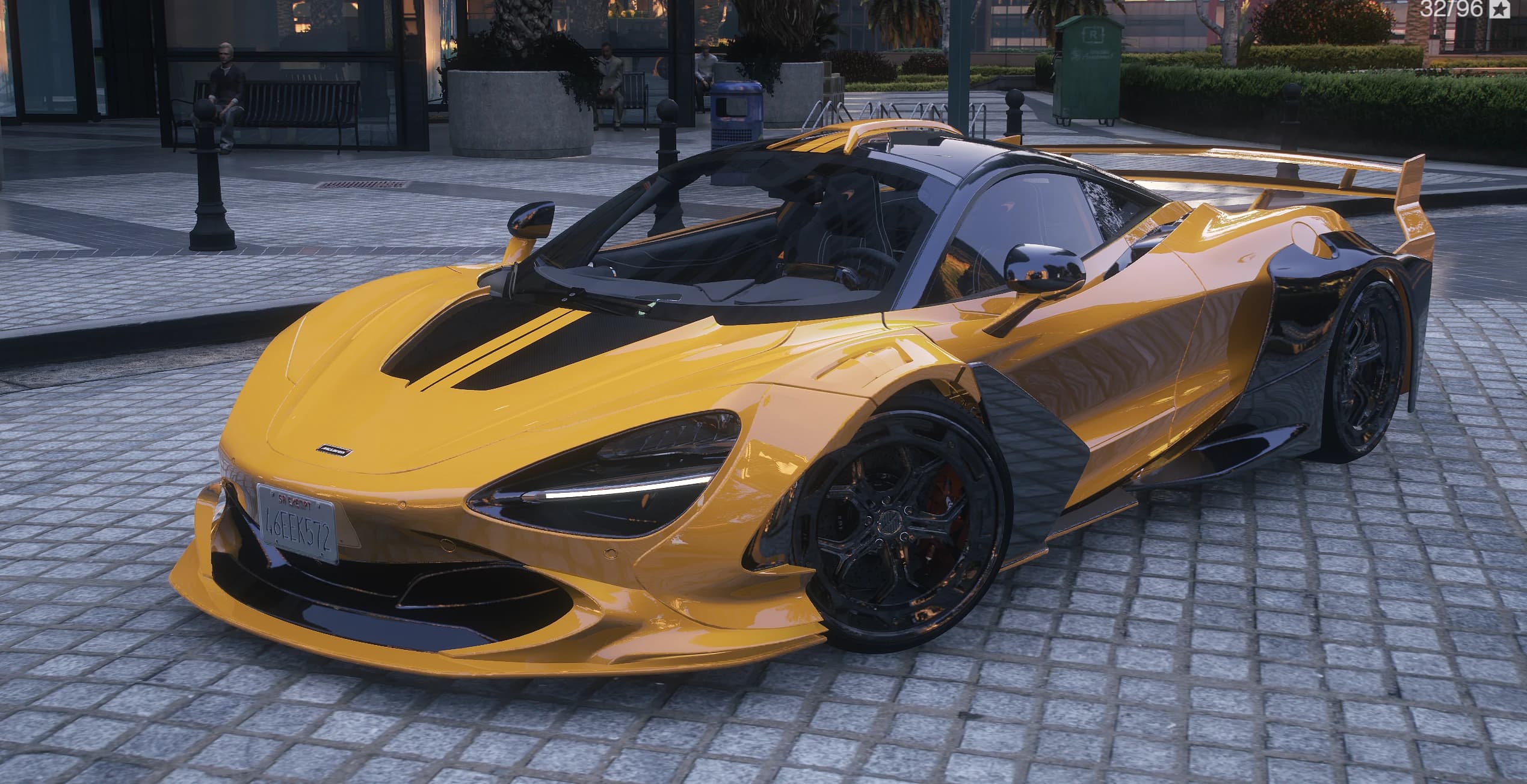 McLaren 720s Zacoe Widebody amarillo aparcado en una plaza adoquinada con el alerón GT a la vista