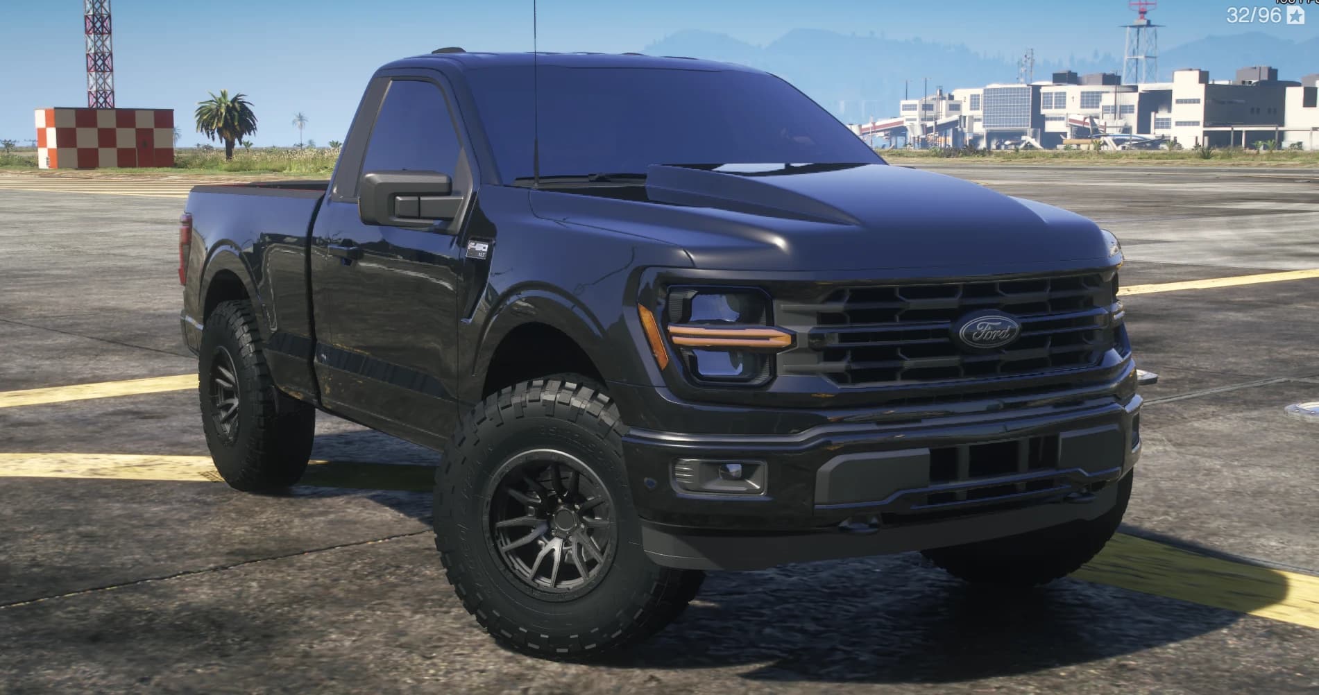 Vista frontal en tres cuartos del F-150 2025 negro de cabina simple en un aeródromo con capó abombado, parrilla oscurecida, emblema XLT en la aleta y neumáticos todoterreno
