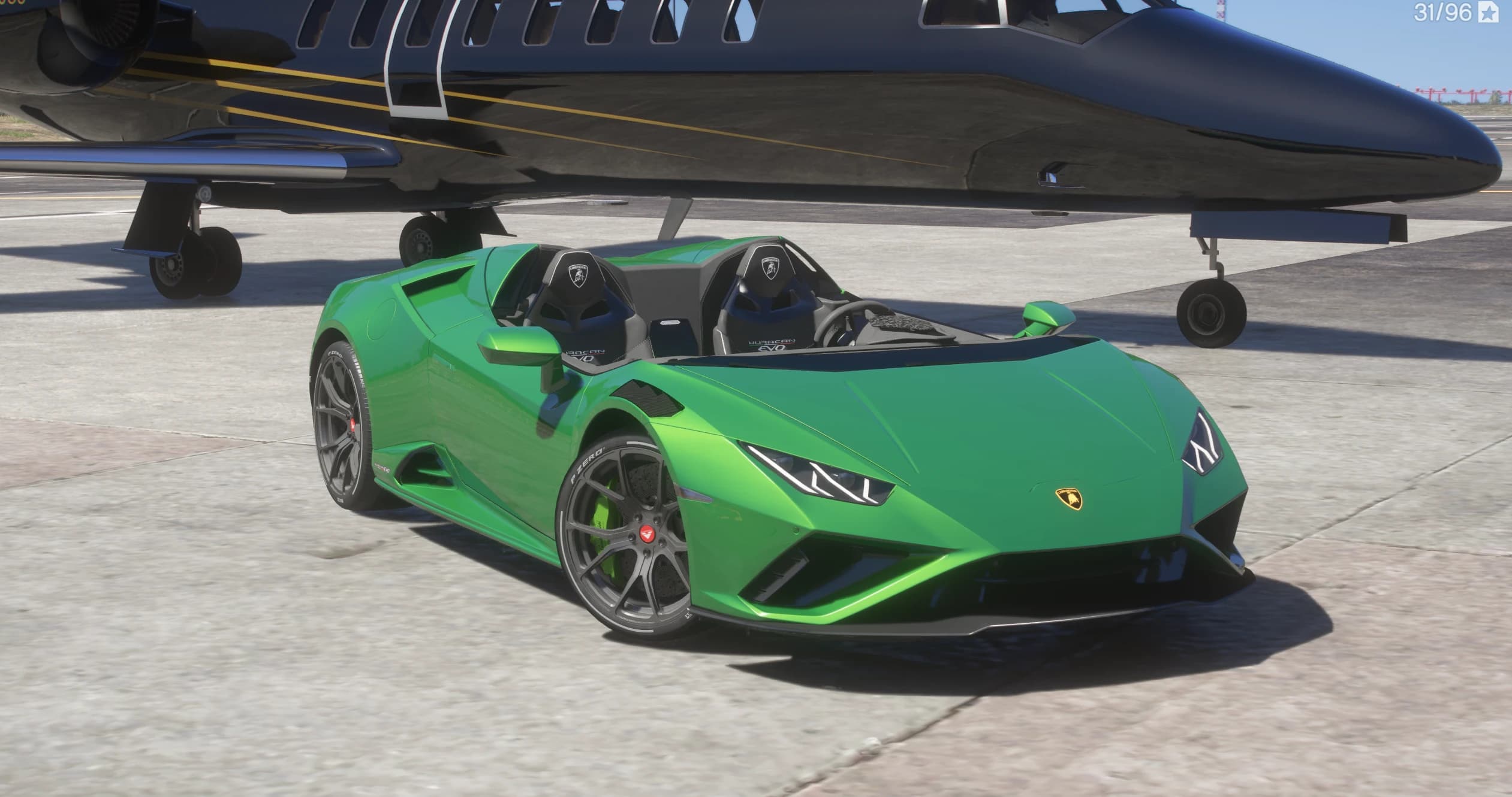Vista frontal en tres cuartos del Huracán speedster verde sin parabrisas con dos carenados tras los asientos, aparcado junto a un jet privado negro