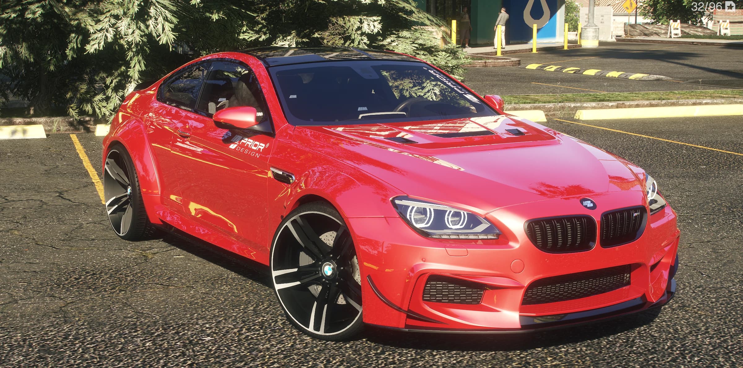 Vista frontal en tres cuartos del BMW M6 rojo con el kit ensanchado Prior Design y faros de anillos