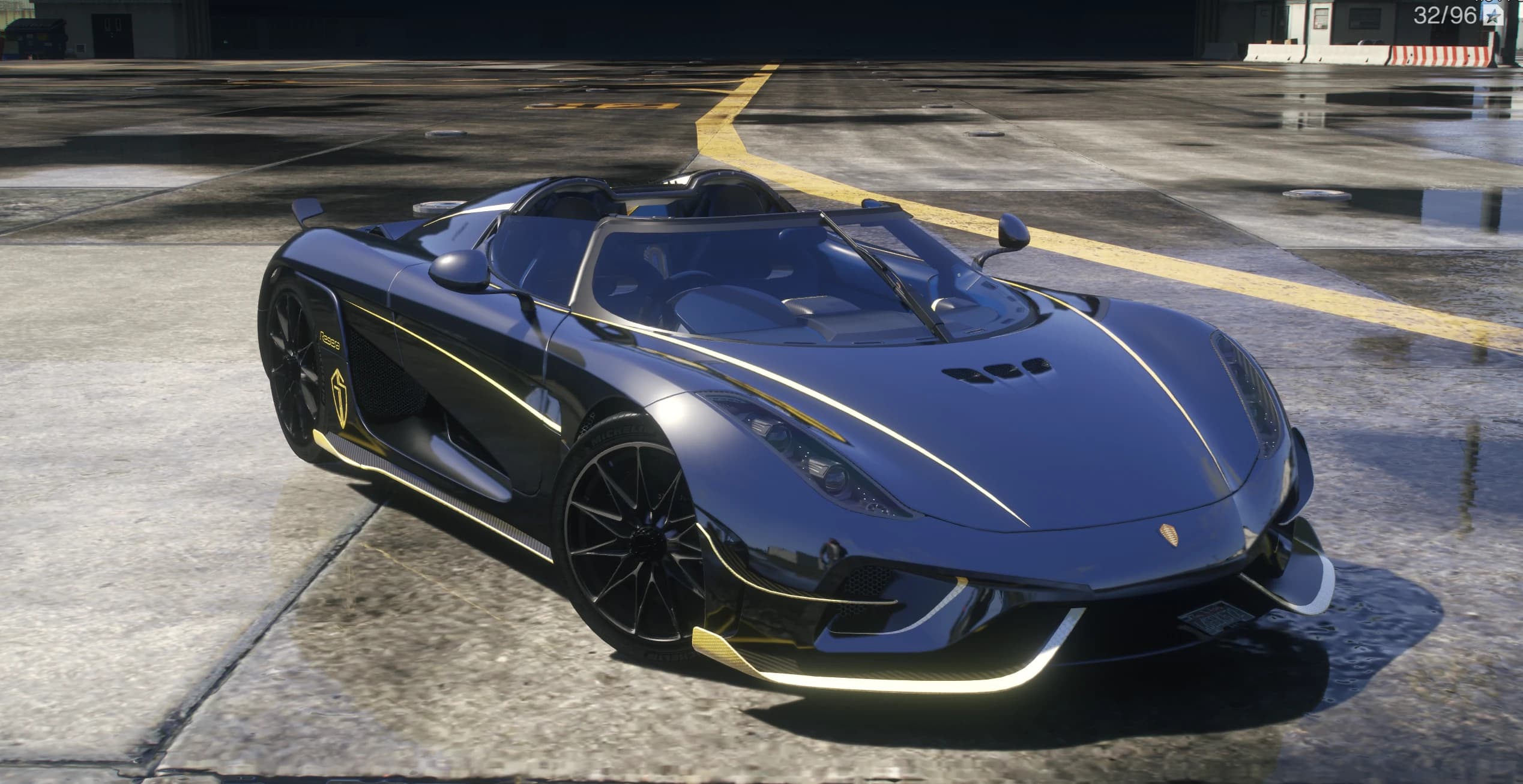 Vista frontal en tres cuartos del Regera sin techo mostrando el interior azul