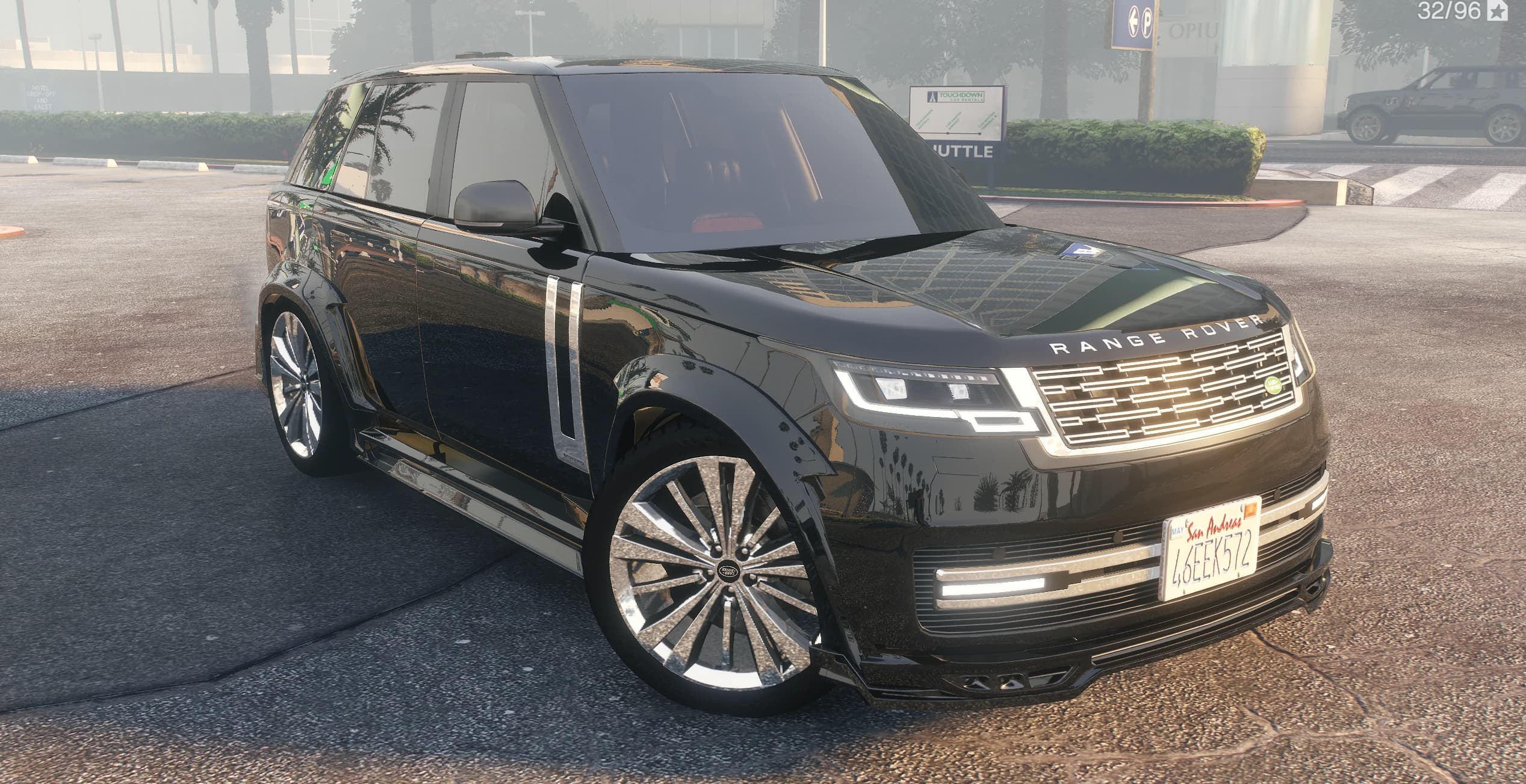 Vista frontal en tres cuartos del Range Rover 2022 negro con el kit Wald y llantas cromadas de radios múltiples