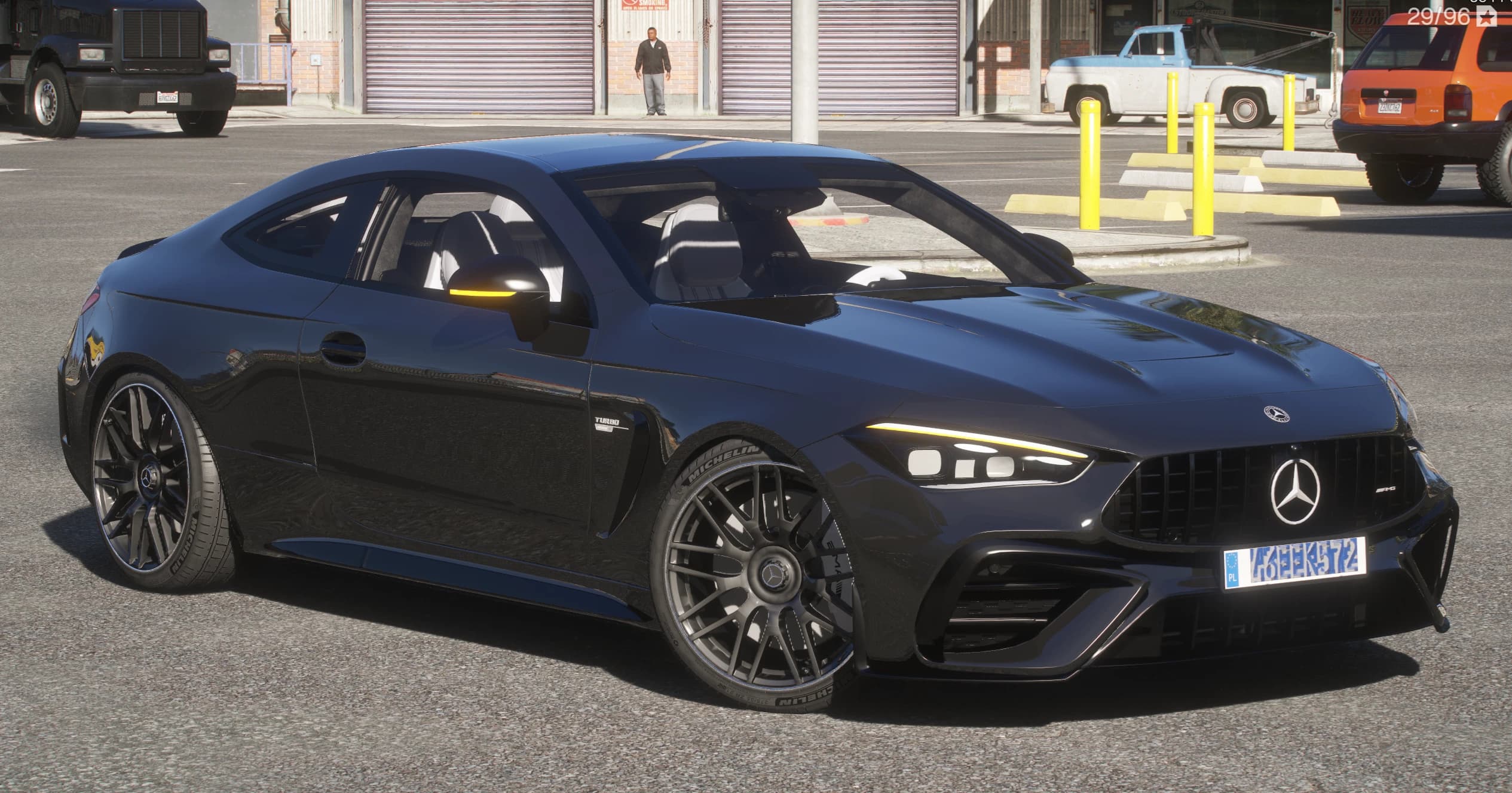 Mercedes-AMG CLE 53 coupé en oscuro, tres cuartos frontal con la parrilla AMG de estrella, faros LED partidos y llantas multirradio, frente a un taller