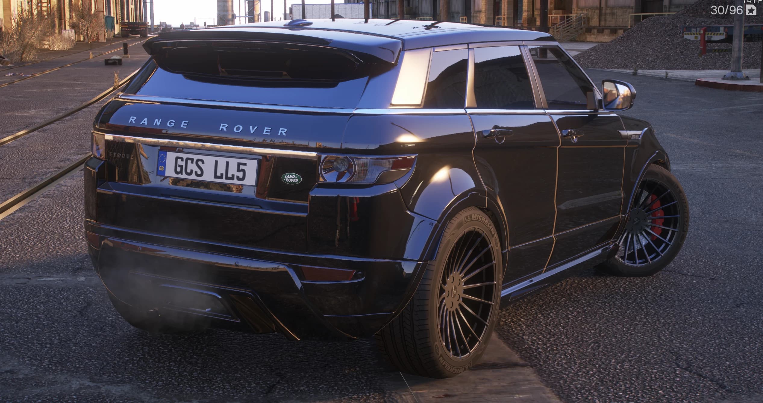 Trasera con el alerón de techo, el difusor con doble salida de escape, las pinzas de freno rojas y las letras RANGE ROVER en el portón