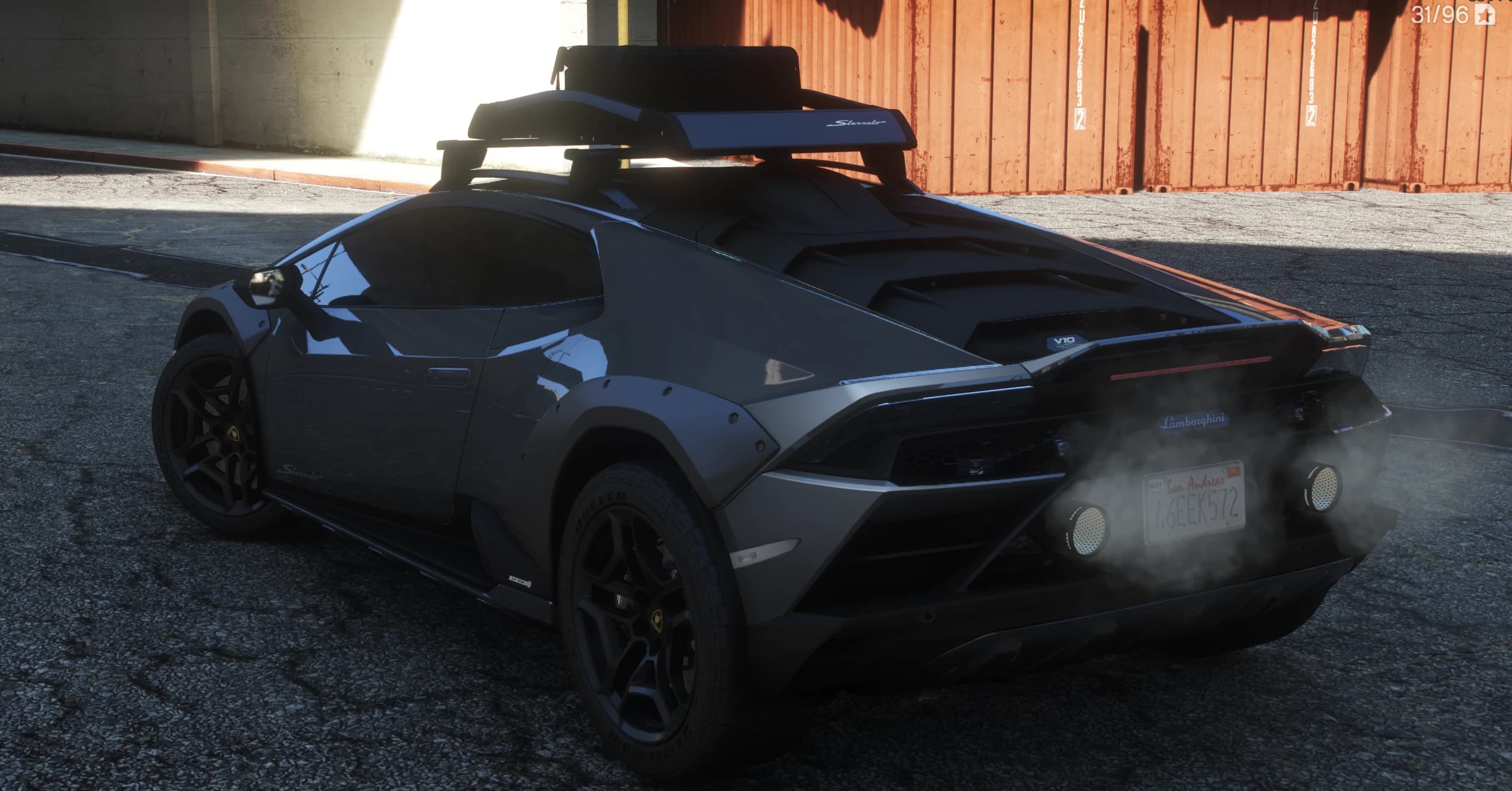 Vista trasera en tres cuartos con el emblema V10 sobre la tapa de motor con lamas, los faros redondos de rally y neumáticos Bridgestone Dueler