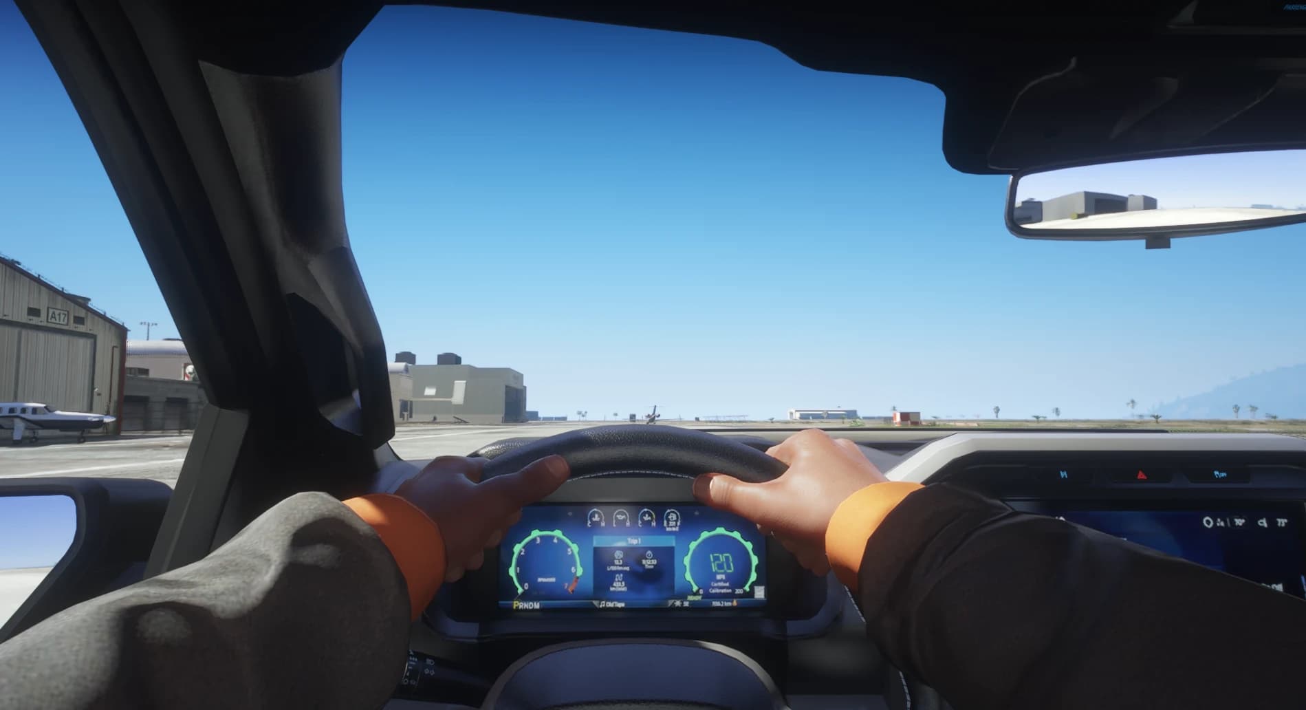 Vista de conducción en primera persona con las manos al volante, el cuadro de instrumentos totalmente digital y el aeródromo tras el parabrisas