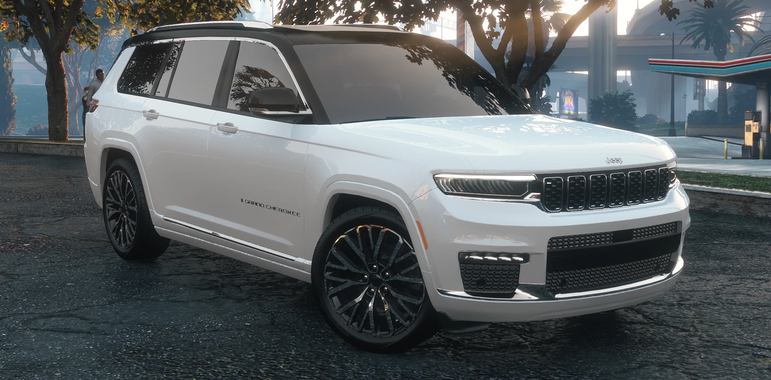 Vista frontal en tres cuartos del Grand Cherokee 2022 blanco con el techo negro y la parrilla cromada de siete ranuras