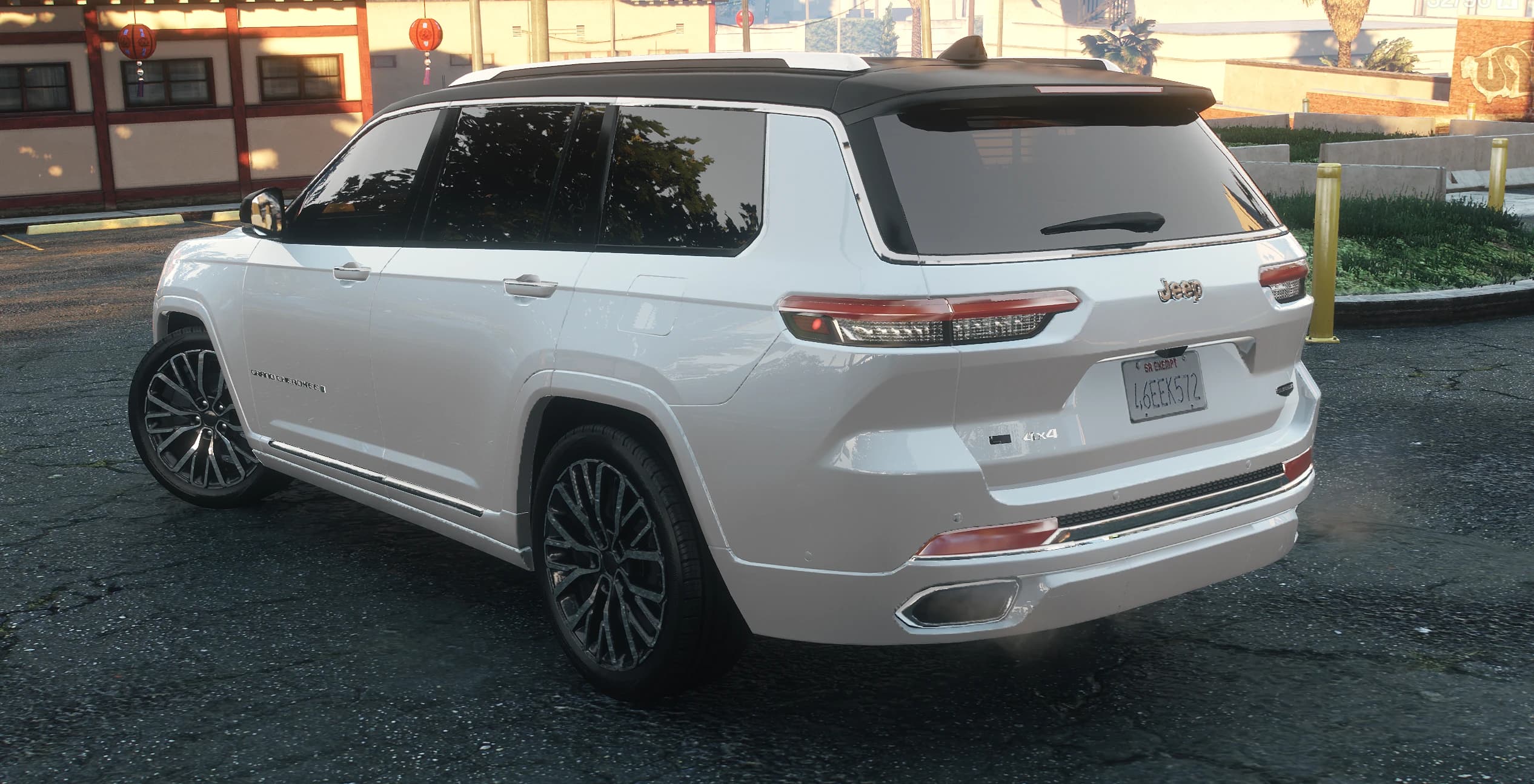 Vista trasera del Grand Cherokee con pilotos finos, molduras cromadas y el emblema 4x4