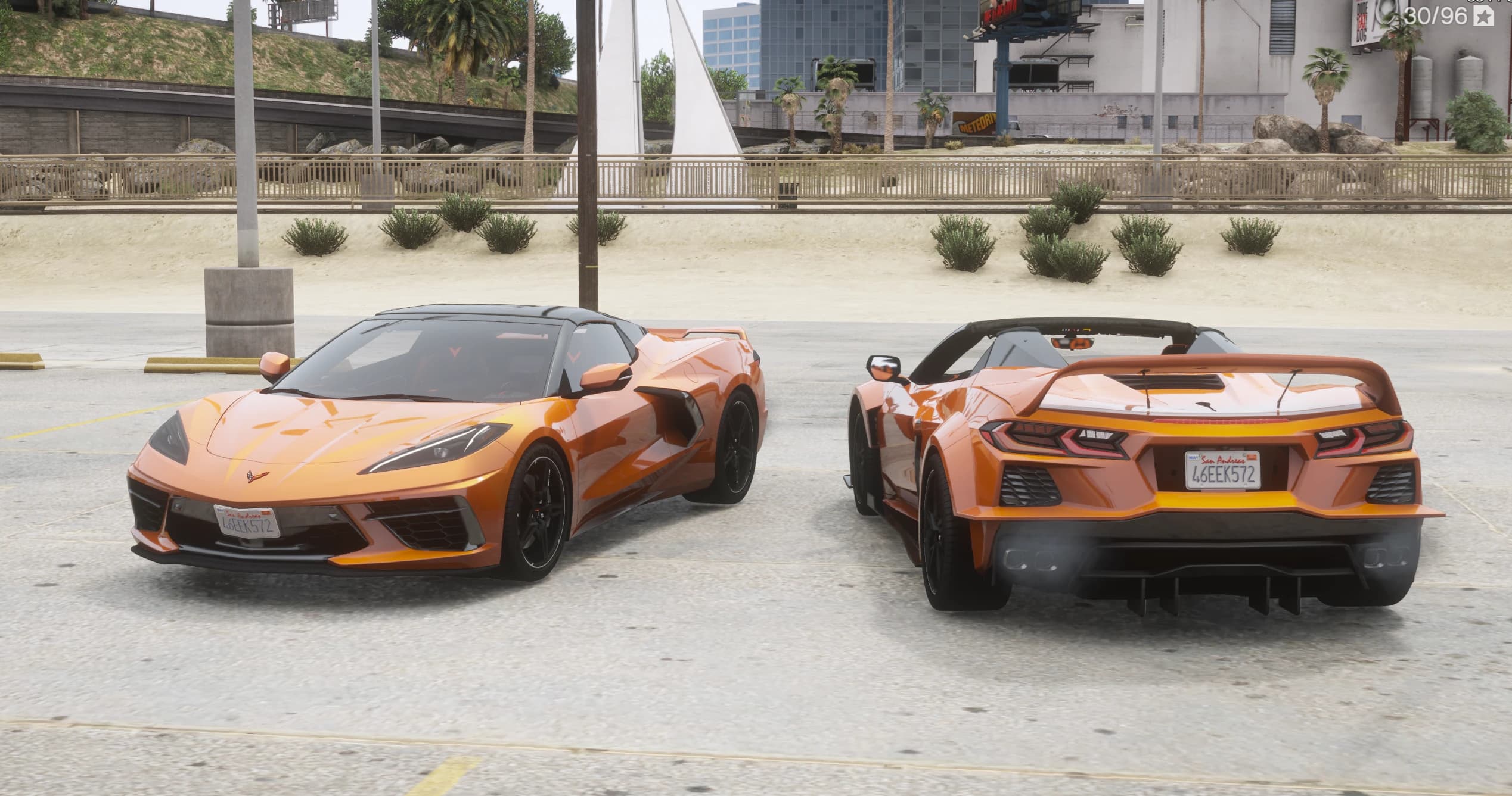 Las dos versiones juntas en la playa: el c8c estándar de frente con el techo puesto y el c8cw widetrack descapotado detrás, con su alerón alto
