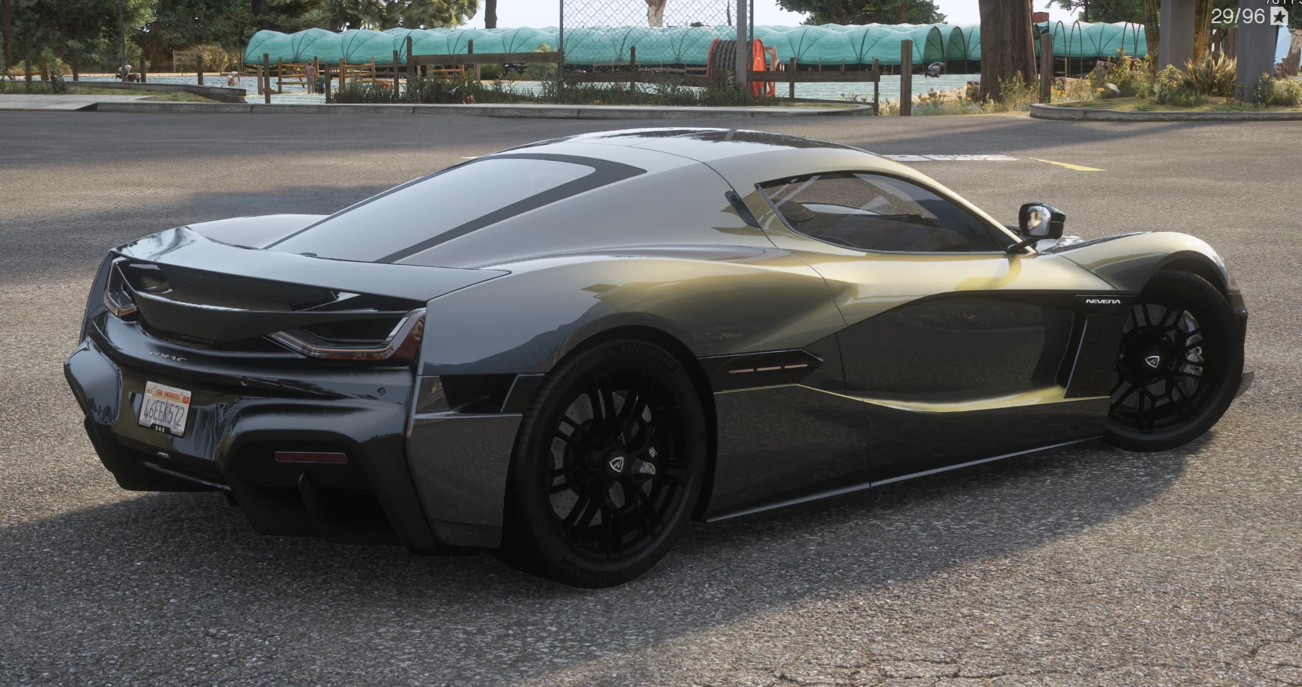 Tres cuartos trasero del Rimac Nevera gris con la banda de luz a todo lo ancho, el rótulo NEVERA en el lateral y la insignia RIMAC en la trasera