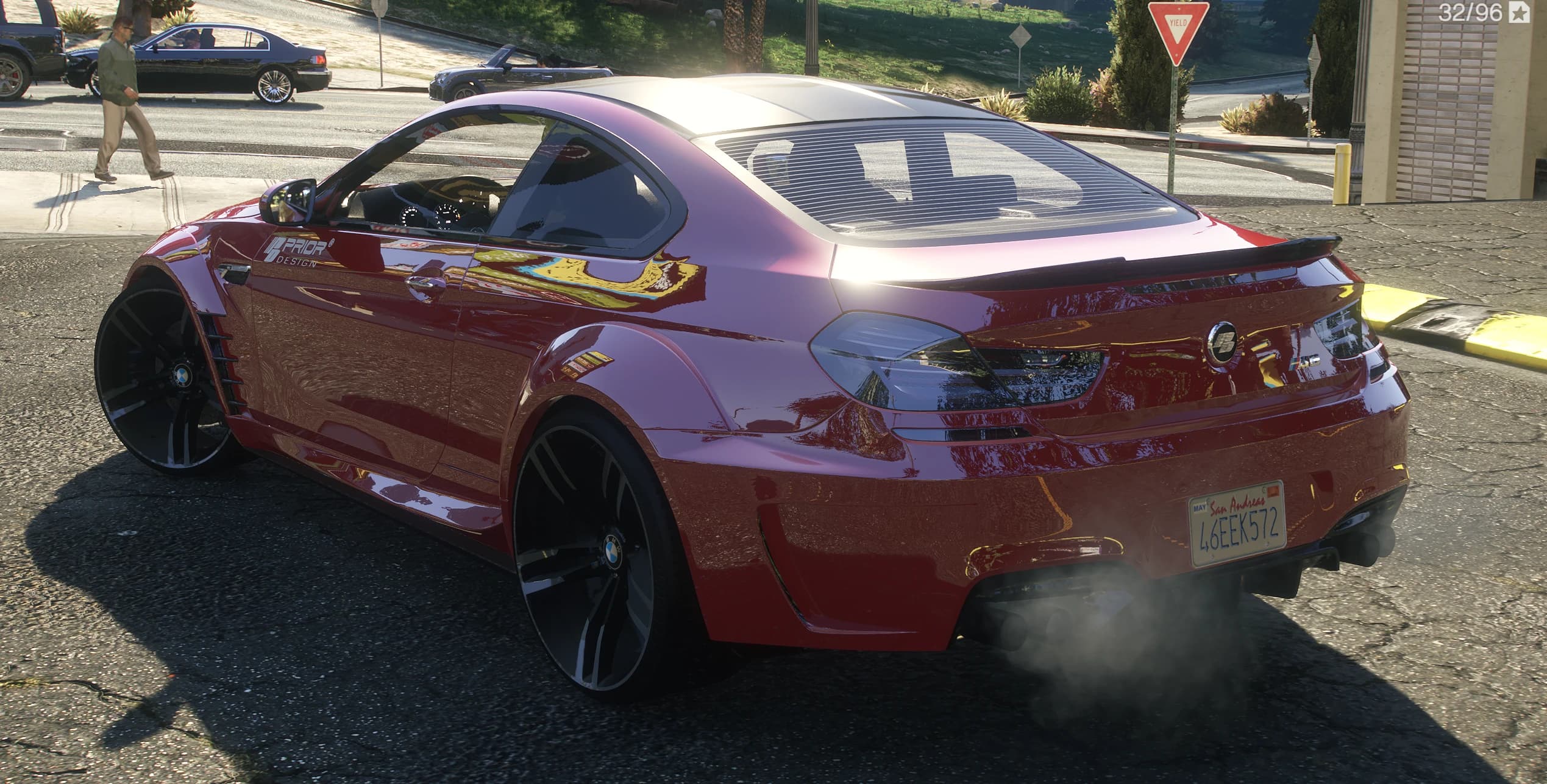 Vista trasera del M6 con el alerón ducktail, las aletas ventiladas y los vinilos de Prior Design