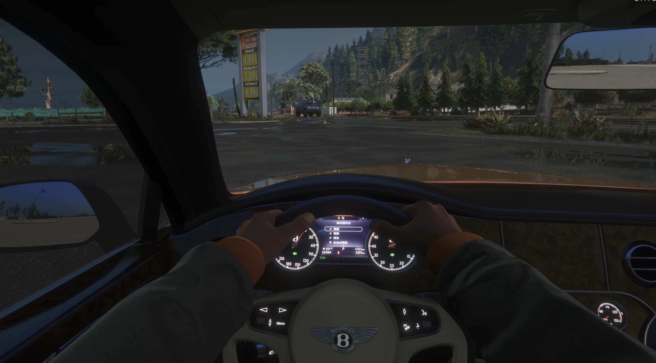 Habitáculo del Mulsanne en primera persona al anochecer con el volante Bentley, el cuadro digital y el menú multimedia mostrado en chino