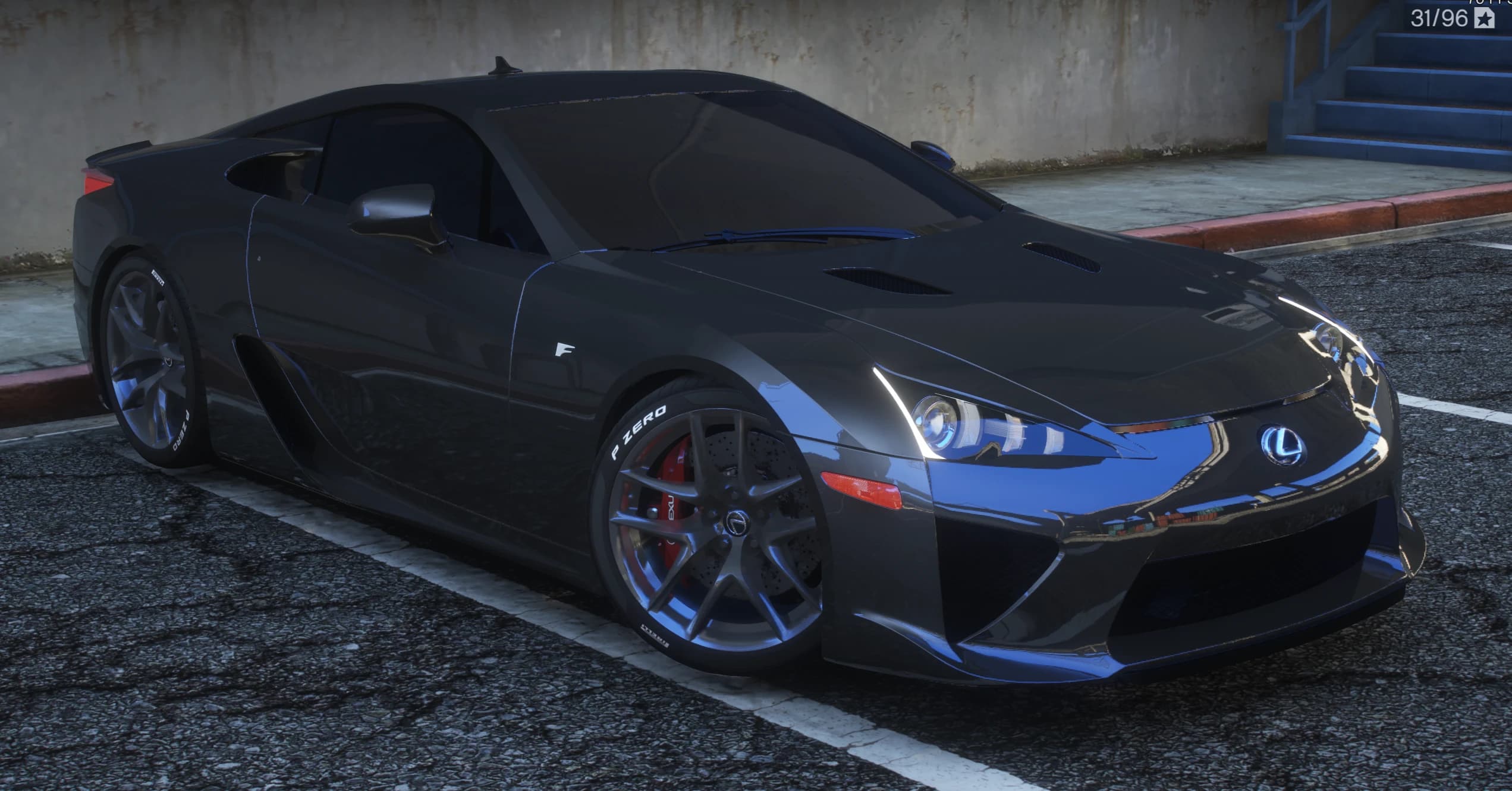 Vista frontal en tres cuartos del Lexus LFA gris oscuro con tomas en el capó, la insignia F en la aleta y pinzas Lexus rojas tras llantas de radios en Y