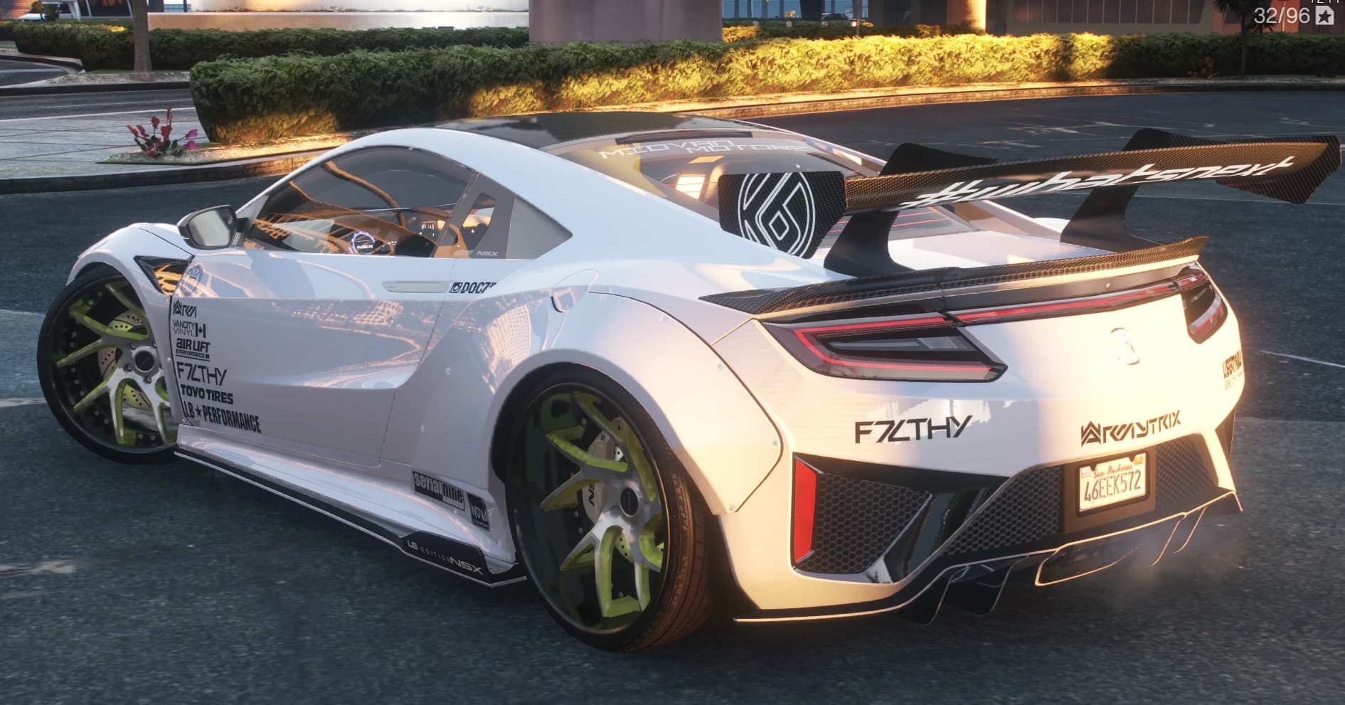 Vista trasera en tres cuartos con el alerón de carbono con el rótulo whatsnext, las pegatinas F7LTHY y Armytrix, salidas rojas en el paragolpes y mucho camber en las ruedas