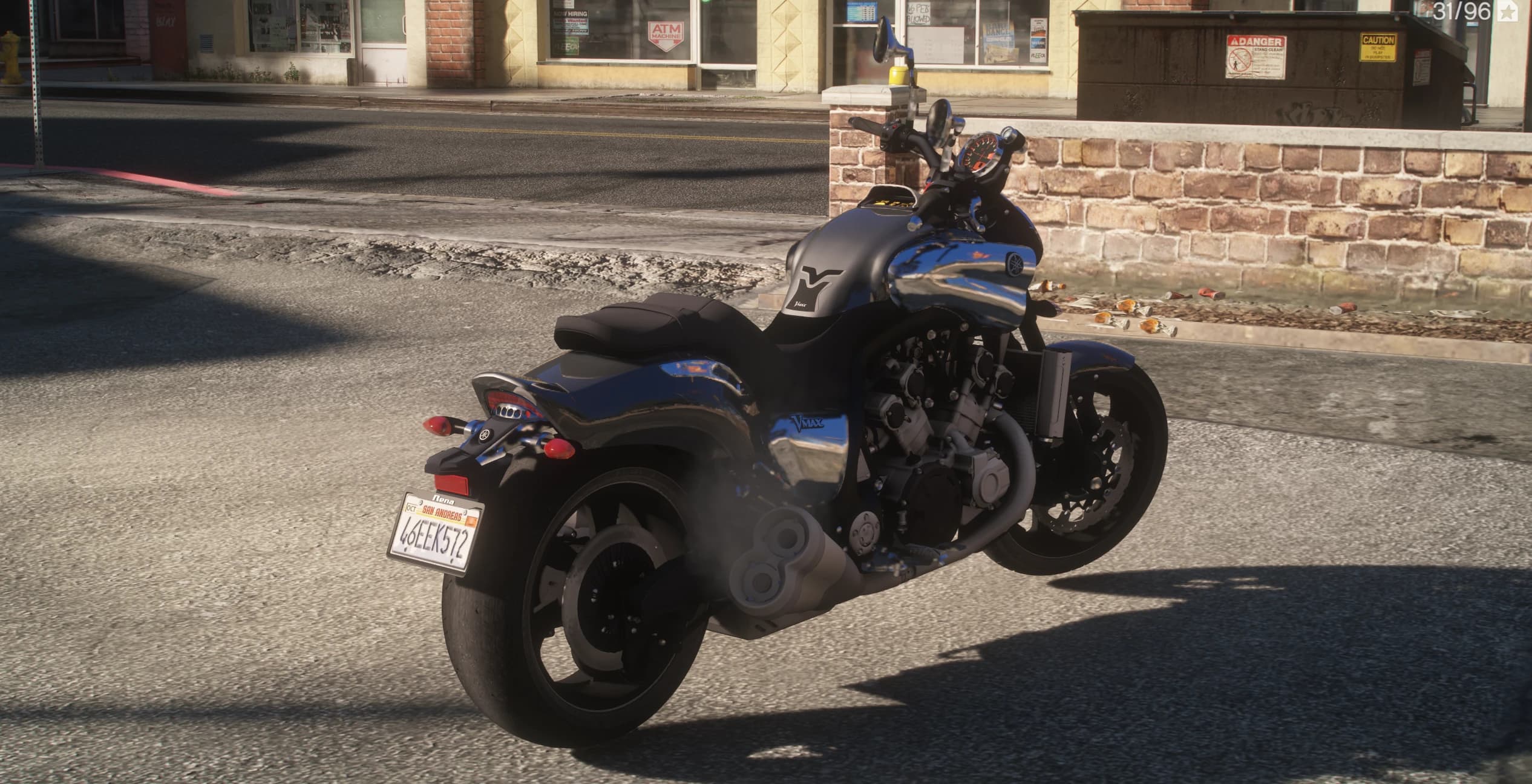 Vista trasera en tres cuartos con el emblema V-MAX en el costado, escapes cromados apilados, neumático trasero ancho y matrícula de San Andreas