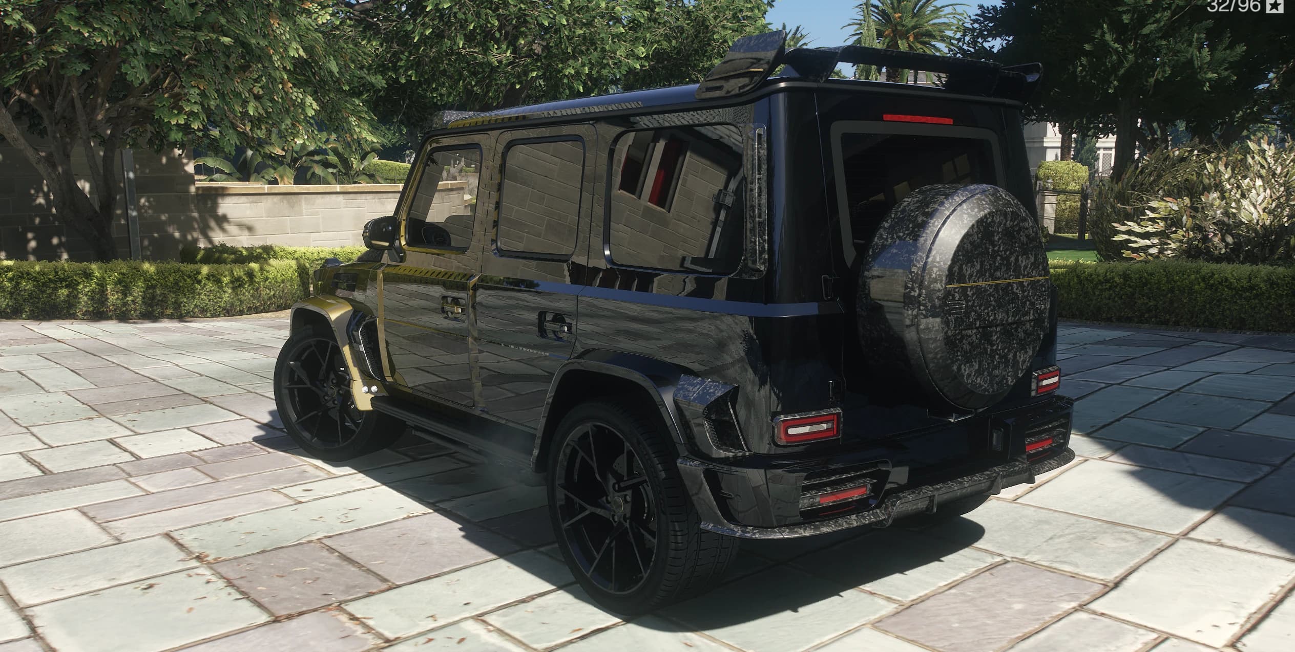 Vista trasera del Mansory G63 con la funda de rueda de repuesto en carbono forjado y el alerón de techo