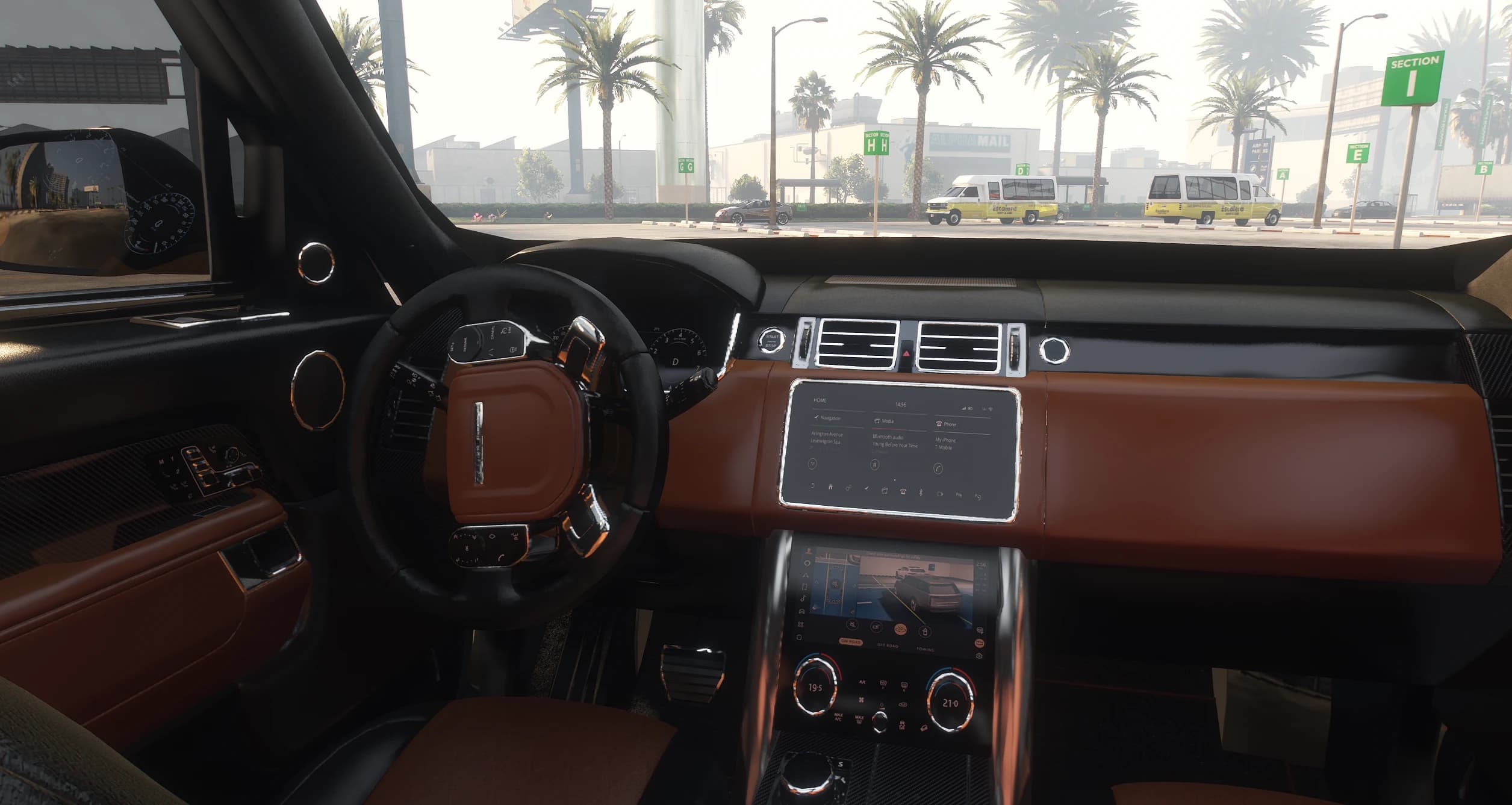Interior del Range Rover con cuero canela y negro, las dos pantallas centrales y la vista de cámara activa