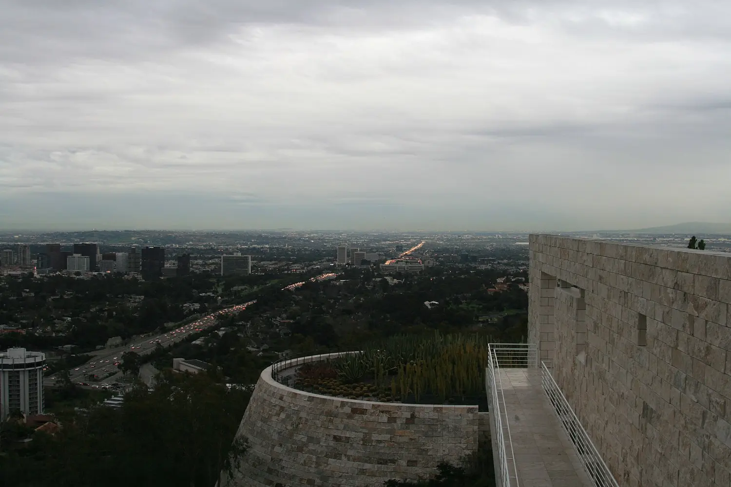 El Getty Center real de Brentwood, Los Ángeles: muros de travertino y una terraza curva asomada a la autopista y a la cuenca de Los Ángeles