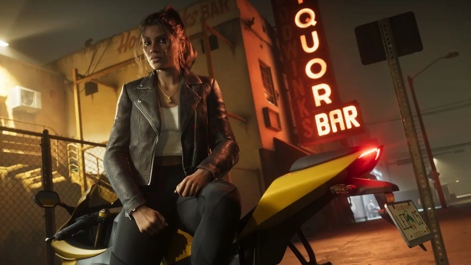 Lucia sentada en una moto deportiva amarilla de noche frente al Hodwinks Bar, con un rótulo vertical de neón rojo que dice LIQUOR BAR encendido sobre la entrada y niebla bajo las farolas
