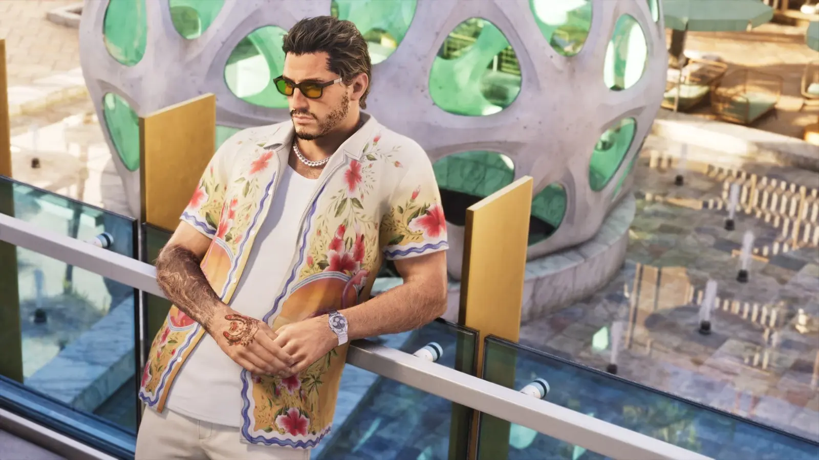 Primer plano de Jason con camisa floreada y gafas de sol, apoyado en una barandilla de cristal sobre la piscina de un hotel