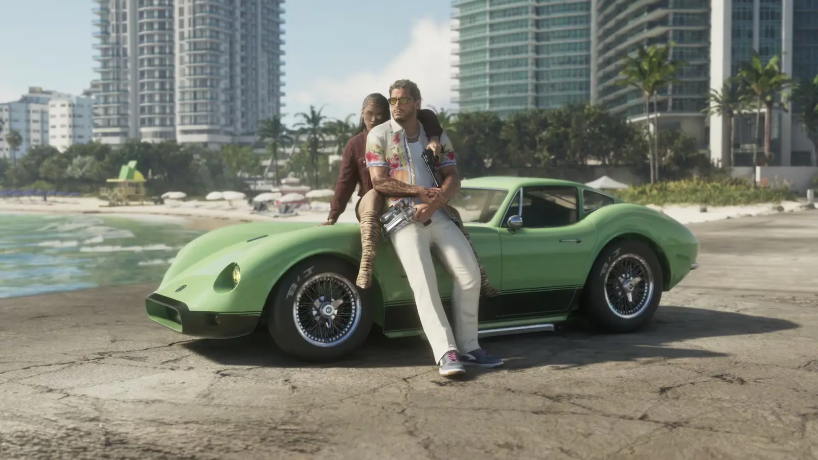 Jason y Lucia apoyados en un deportivo clásico verde en una playa de Vice City, con rascacielos y palmeras al fondo