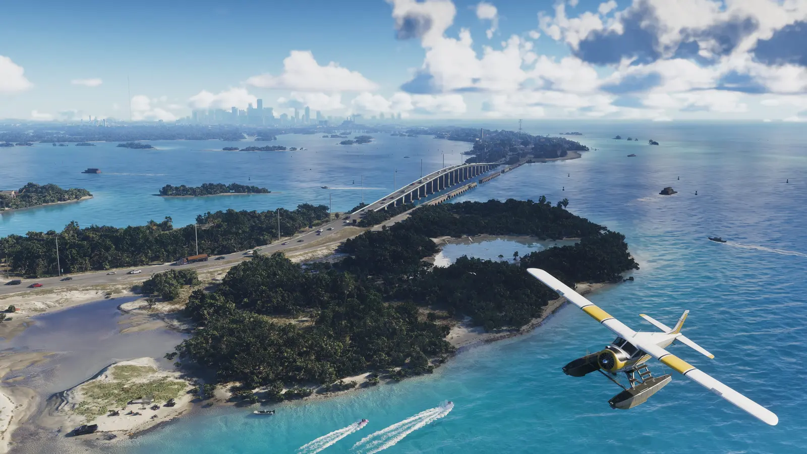 Vista aérea sobre los Cayos de Leonida en GTA 6: un largo puente carretera cruzando un océano turquesa salpicado de islotes de manglar, un hidroavión virando en el cielo y barcos dejando estela blanca abajo, con el perfil de la ciudad en el horizonte