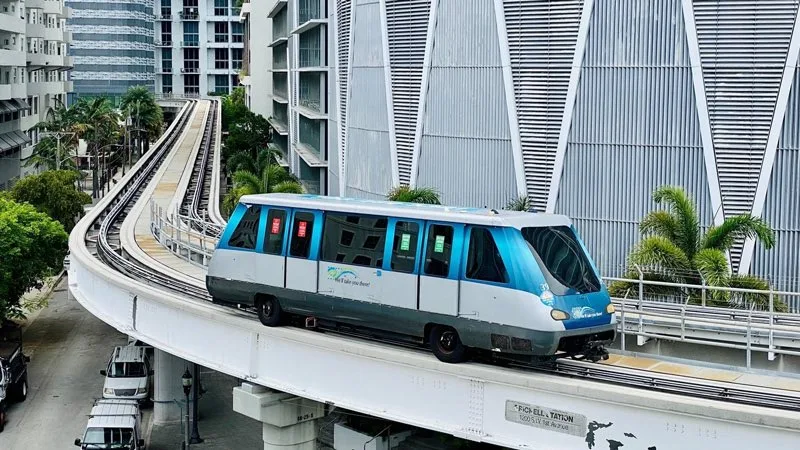 Un vagón real del Metromover de Miami en su vía elevada