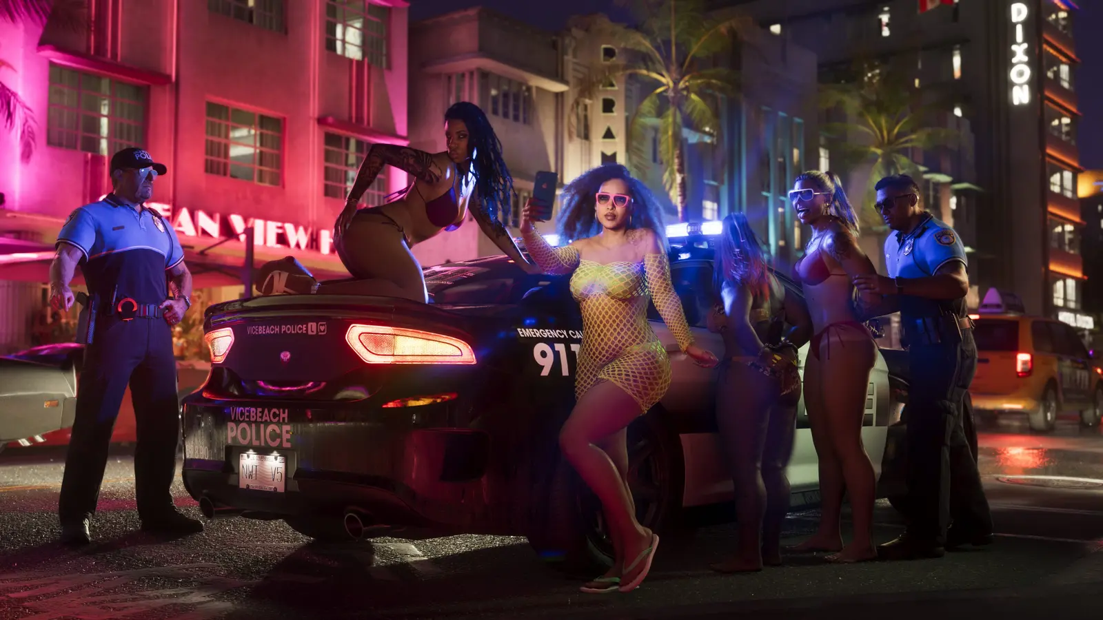 Dos policías de Vice Beach parando a un grupo de personas junto a un coche patrulla en Ocean Drive de noche, con una mujer posando sobre el capó y otra haciéndose un selfi