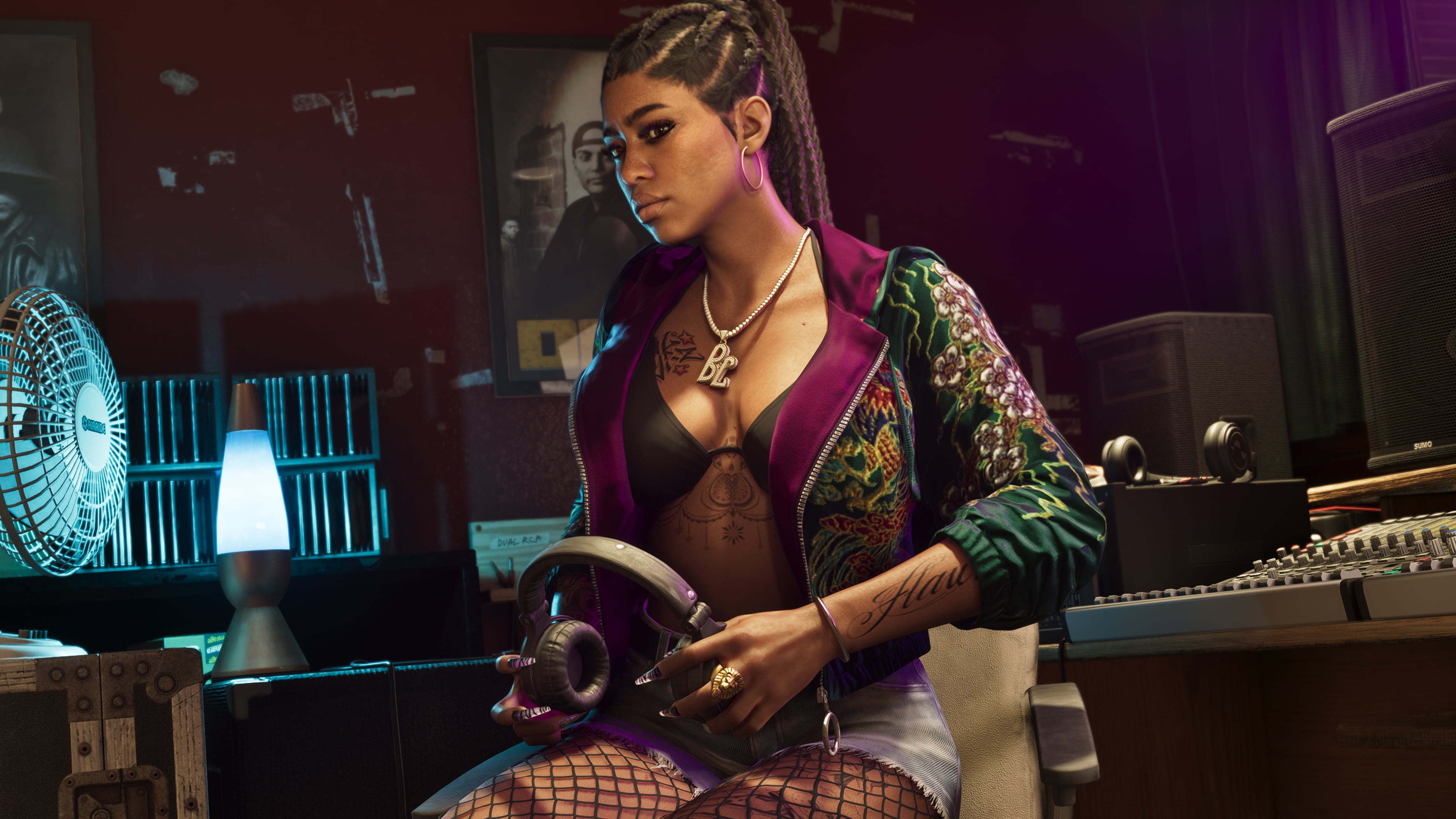 Captura de GTA 6 de una de las raperas de Real Dimez en un estudio de grabación