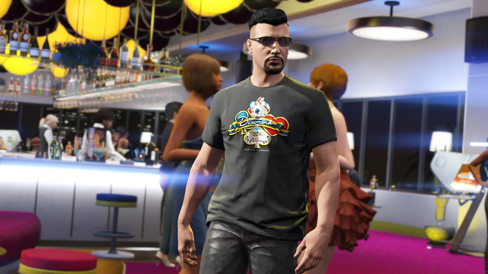 Jugador con una camiseta del Diamond Casino and Resort en la barra del casino de GTA Online, con gente bebiendo y estanterías de botellas al fondo