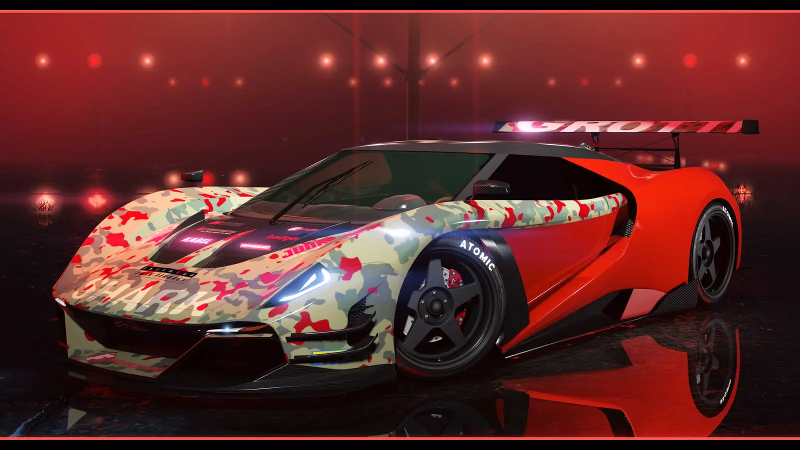 El Grotti Veleno GT, un superdeportivo rojo con un vinilo de camuflaje verde y marrón y un gran alerón trasero con la palabra GROTTI, sobre un suelo reflectante bajo luces rojas de concesionario.