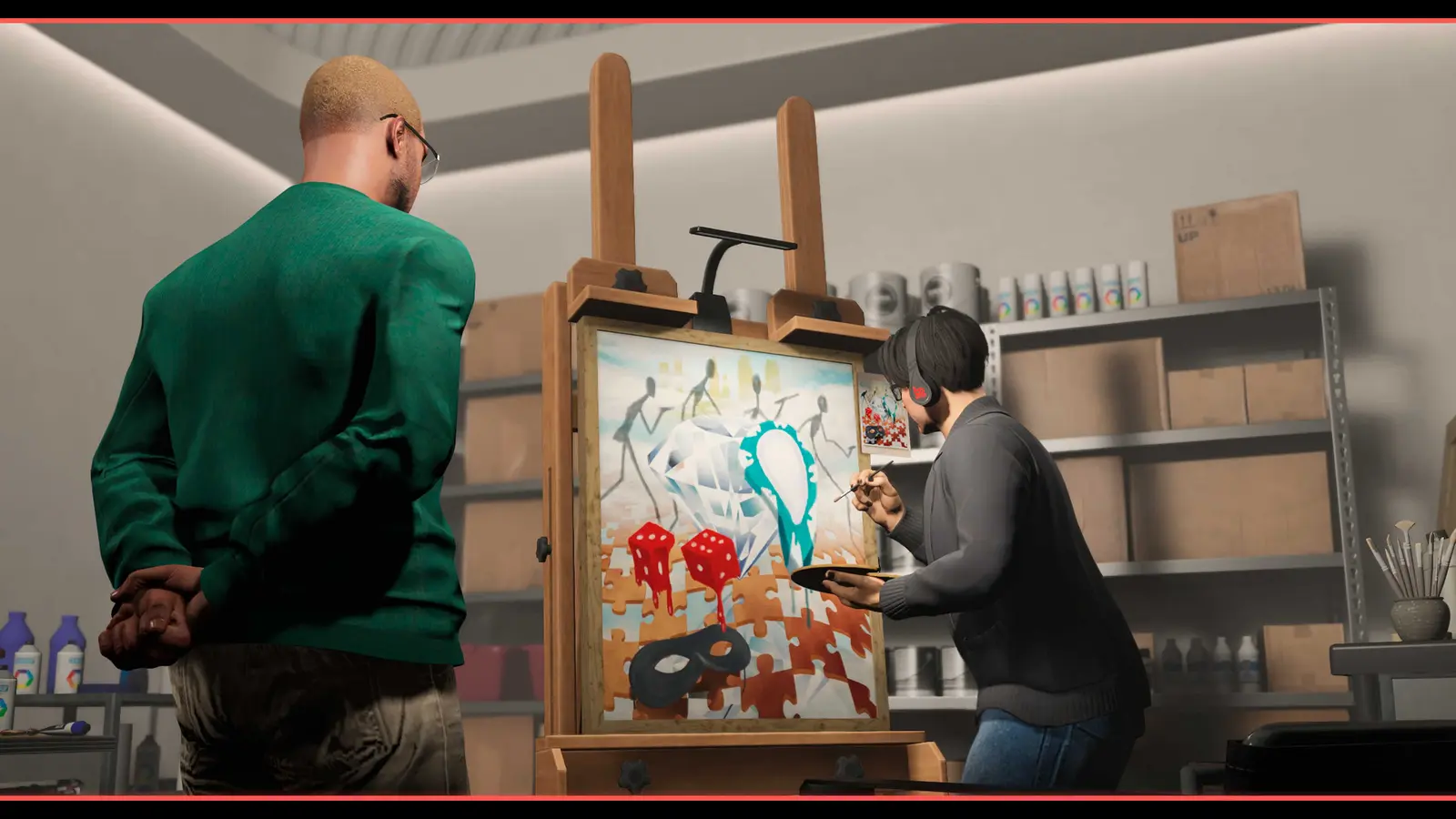 Dos personajes de GTA Online dentro del estudio de arte: un hombre calvo con jersey verde observa a una mujer que pinta una falsificación sobre un caballete de madera, rodeados de estanterías con botes de pintura y material.